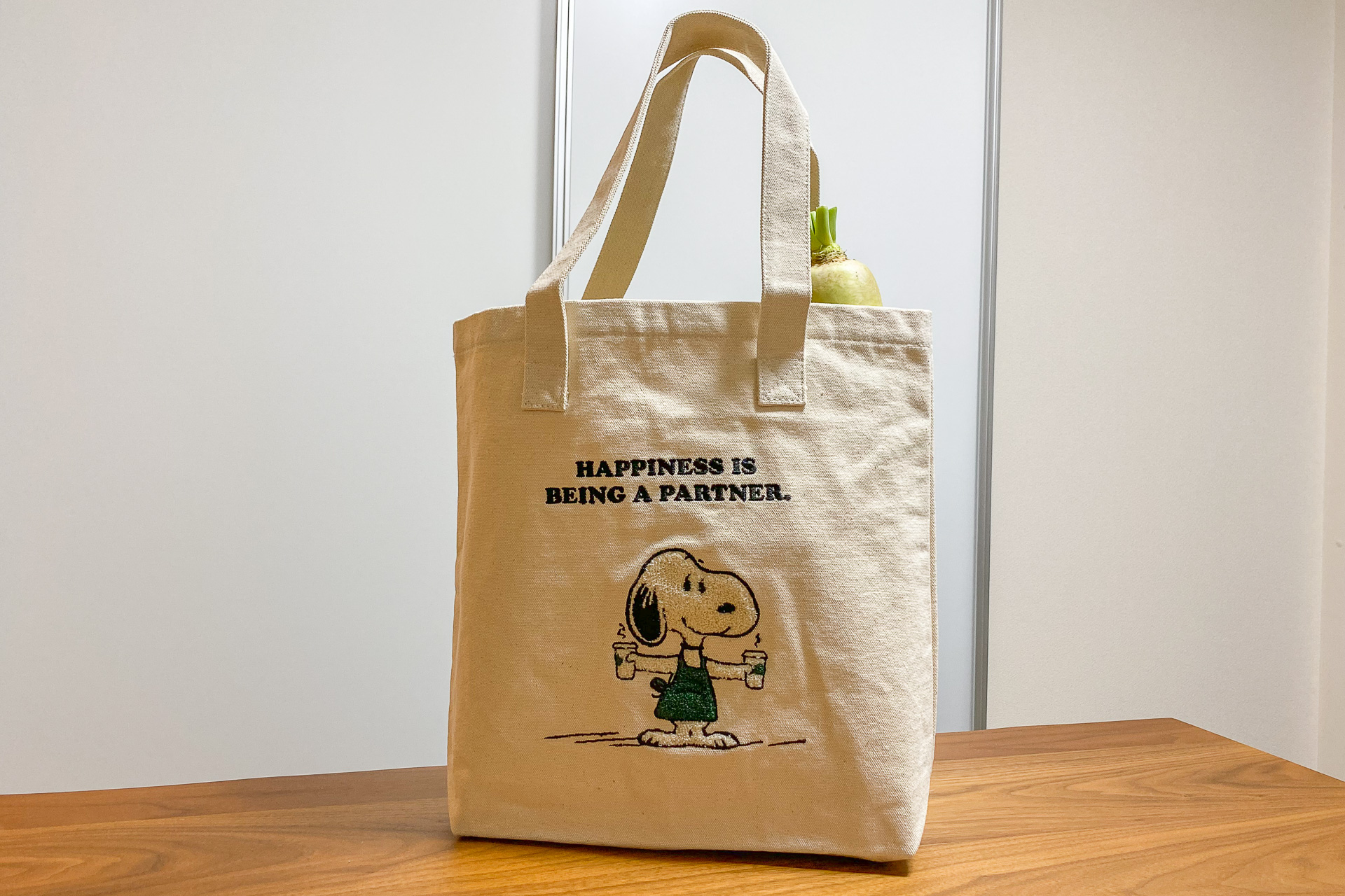 スーパーの買い物にも使えるかも？（おしゃの国の人たちはこういう使い方をしないと聞いたことがあります）といろいろ詰めてみました。まだまだ余裕があります