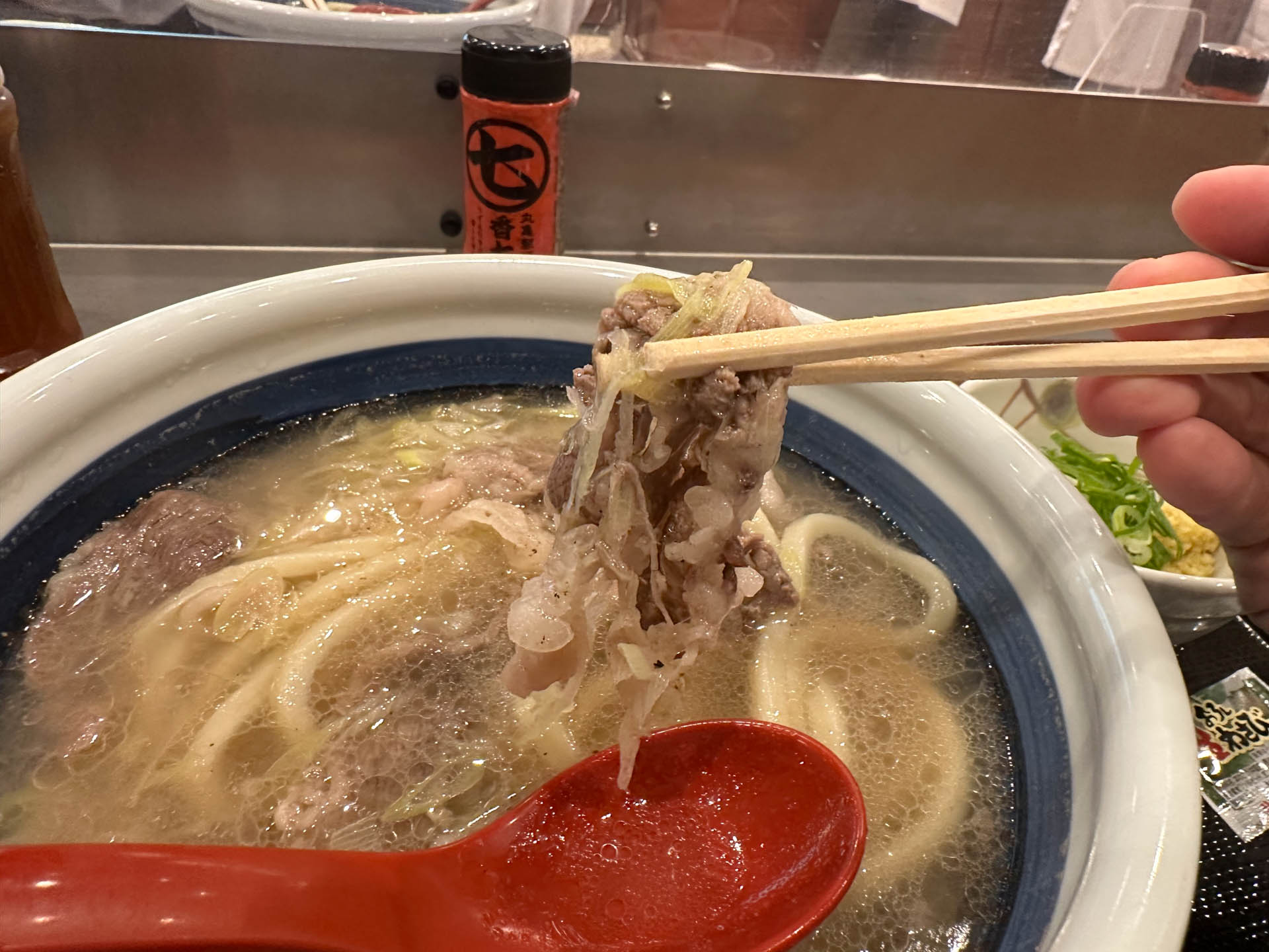 肉は脂身もそこそこ入っていて、だしに浮いている脂も美味しい