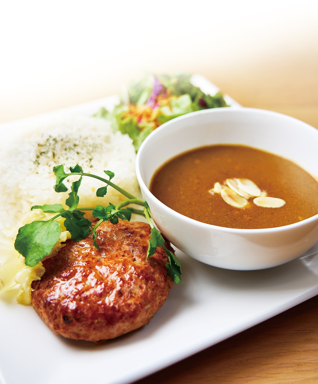 イートイン＜オーベルジーヌ＞ 熟成肉のハンバーグカレー ～テット・ド・モワンヌ添え～