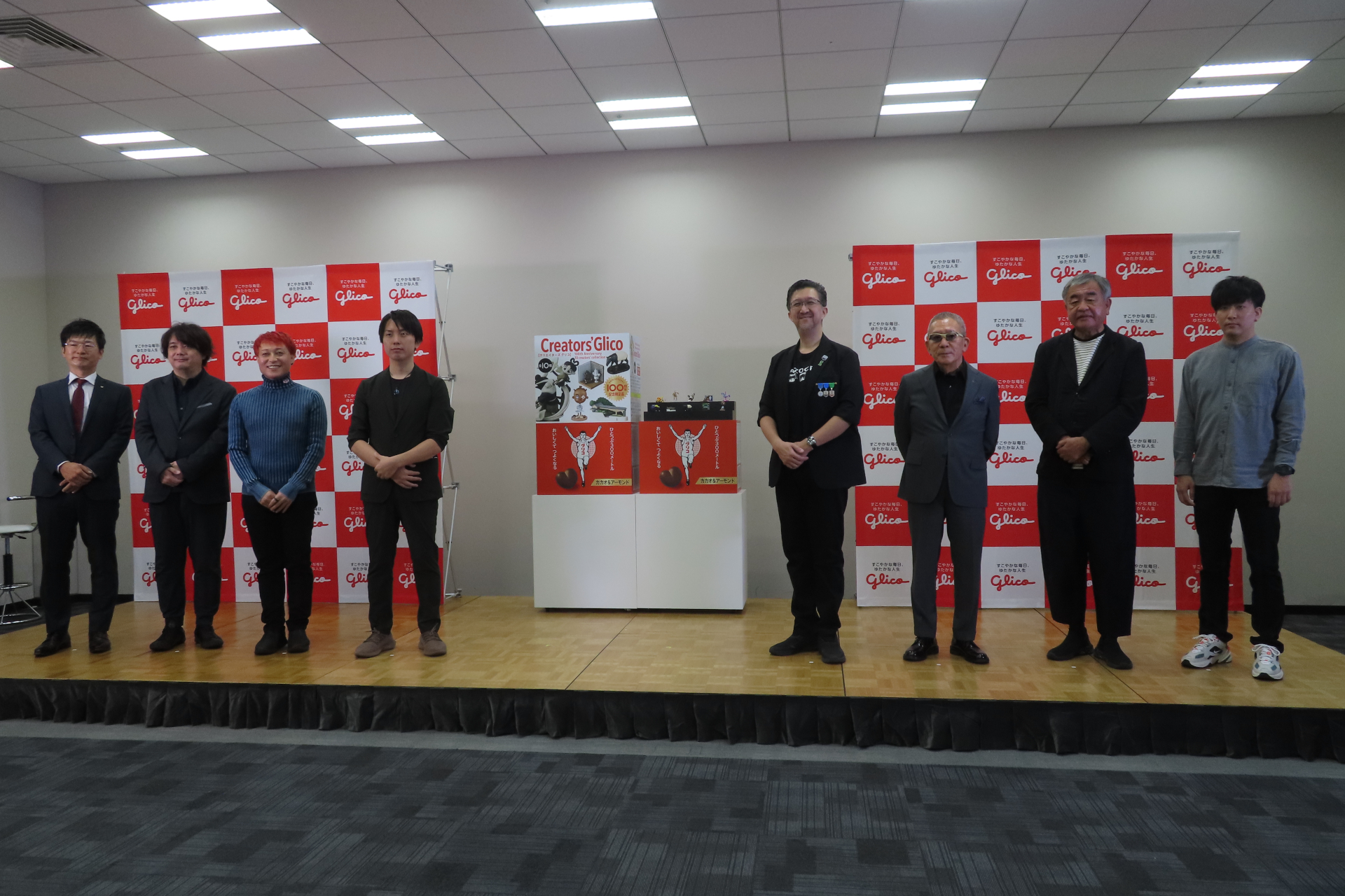 （左から）江崎グリコ 健康事業マーケティング部の江川直氏、日野晃博氏、根津孝太氏、長坂真護氏、タツナミシュウイチ氏、坂井直樹氏、隈研吾氏、大童澄瞳氏