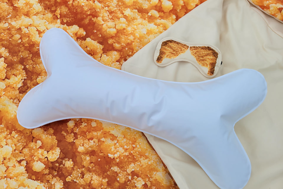 巨大モスチキン寝袋」を緊急入手、実際の寝心地はどう? - グルメ Watch
