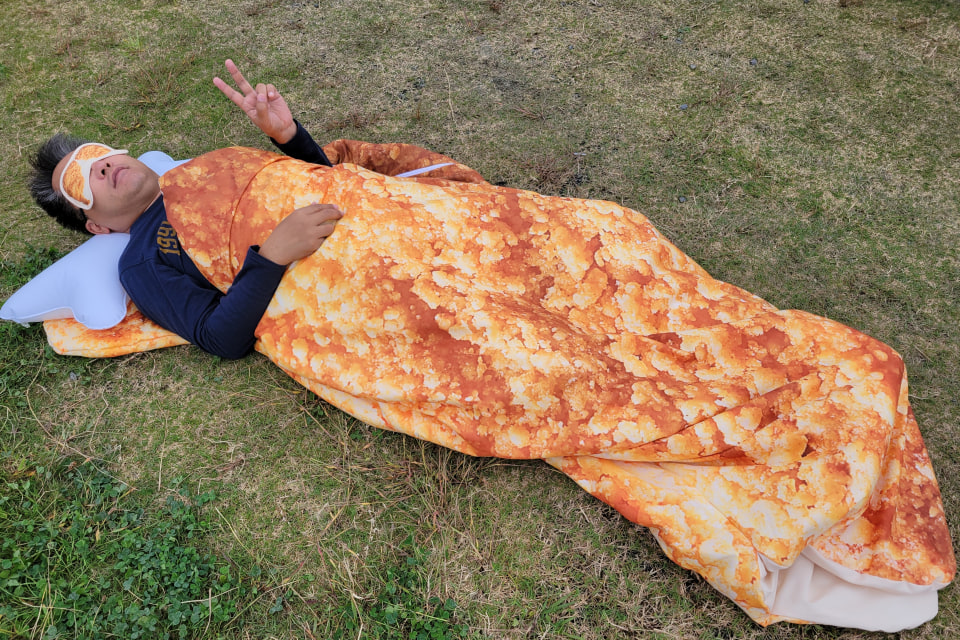 巨大モスチキン寝袋」を緊急入手、実際の寝心地はどう？ - グルメ Watch