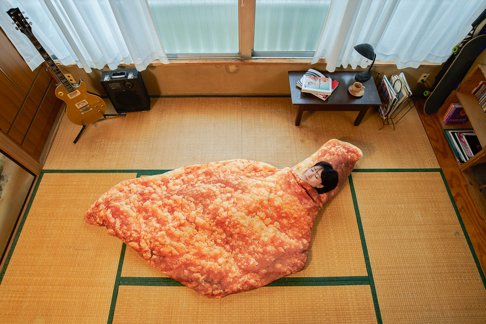 SG3727巨大モスチキン寝袋 限定500個 付属品 枕 アイマスク 巨大モスチキン寝袋」を緊急入手、実際の寝心地はどう