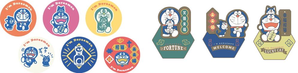 刺繍缶バッジ（左）、ウッドスタンド（右）