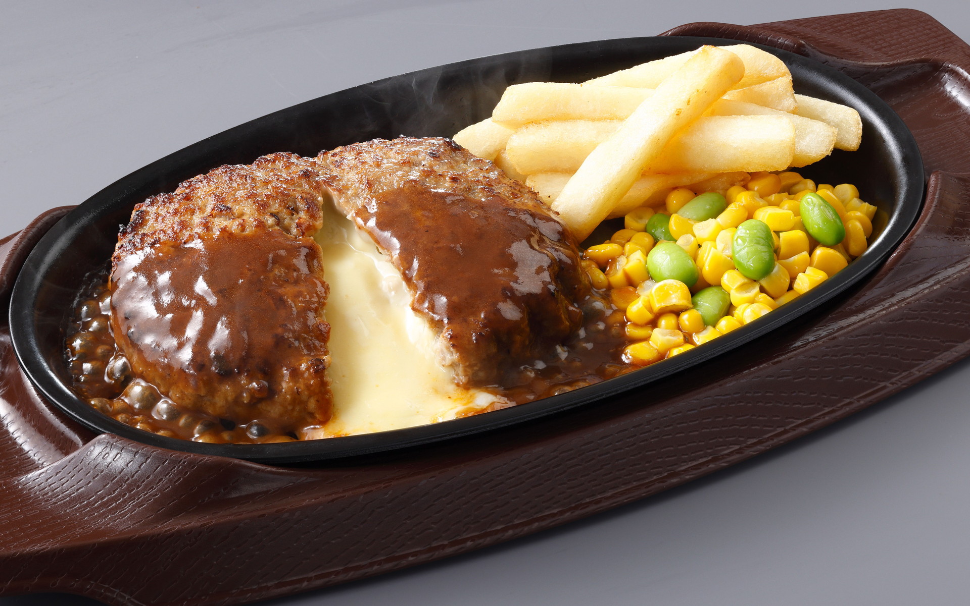 「チーズINハンバーグ」（714円）