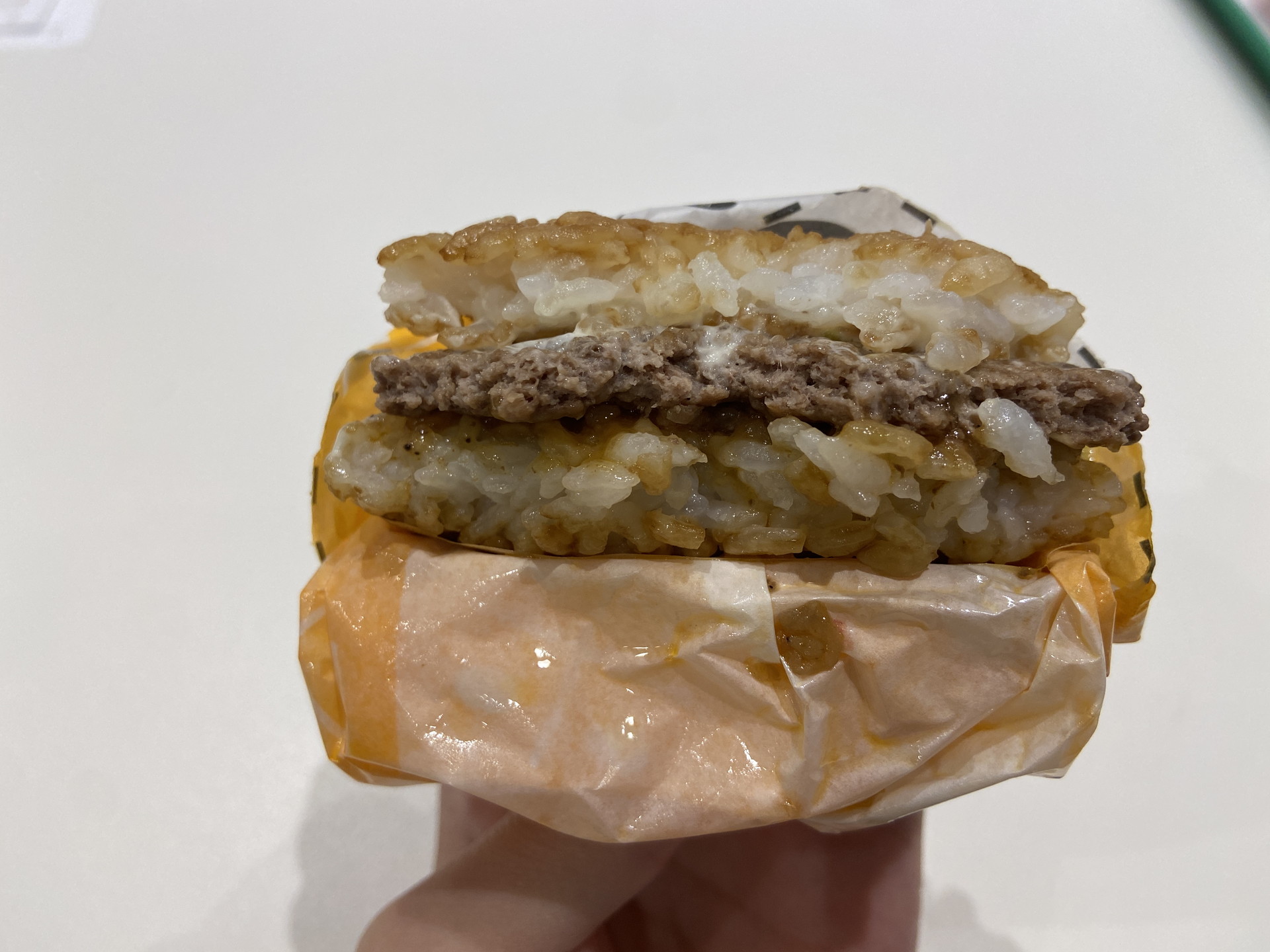 ハンバーガーの終盤でも崩れず食べられる