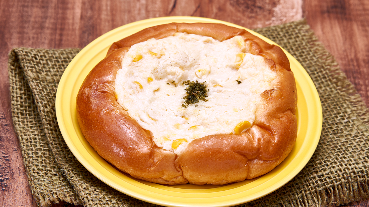 「コーンクリームパン」（119円）