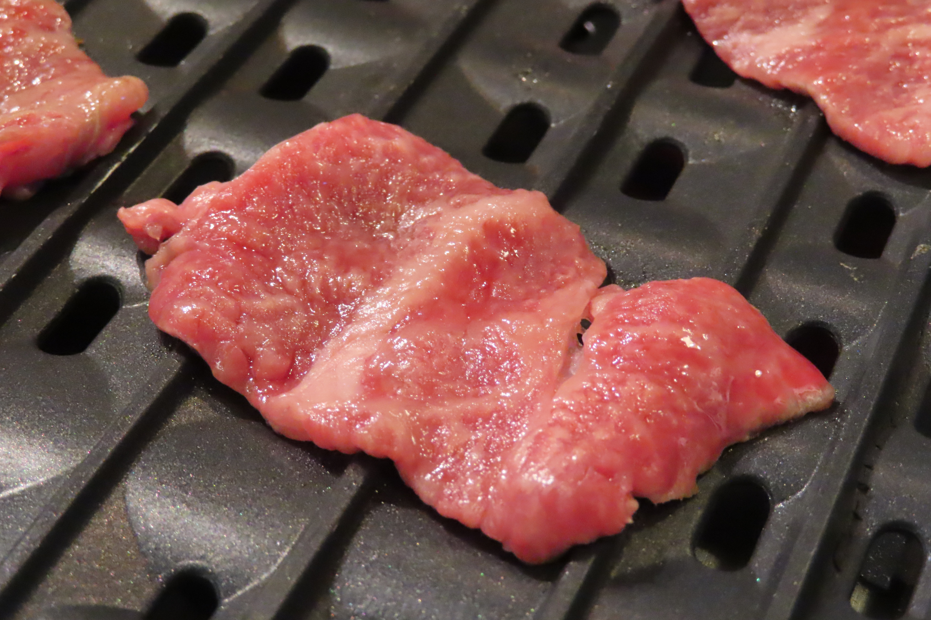 肉は自分で焼いて楽しむ
