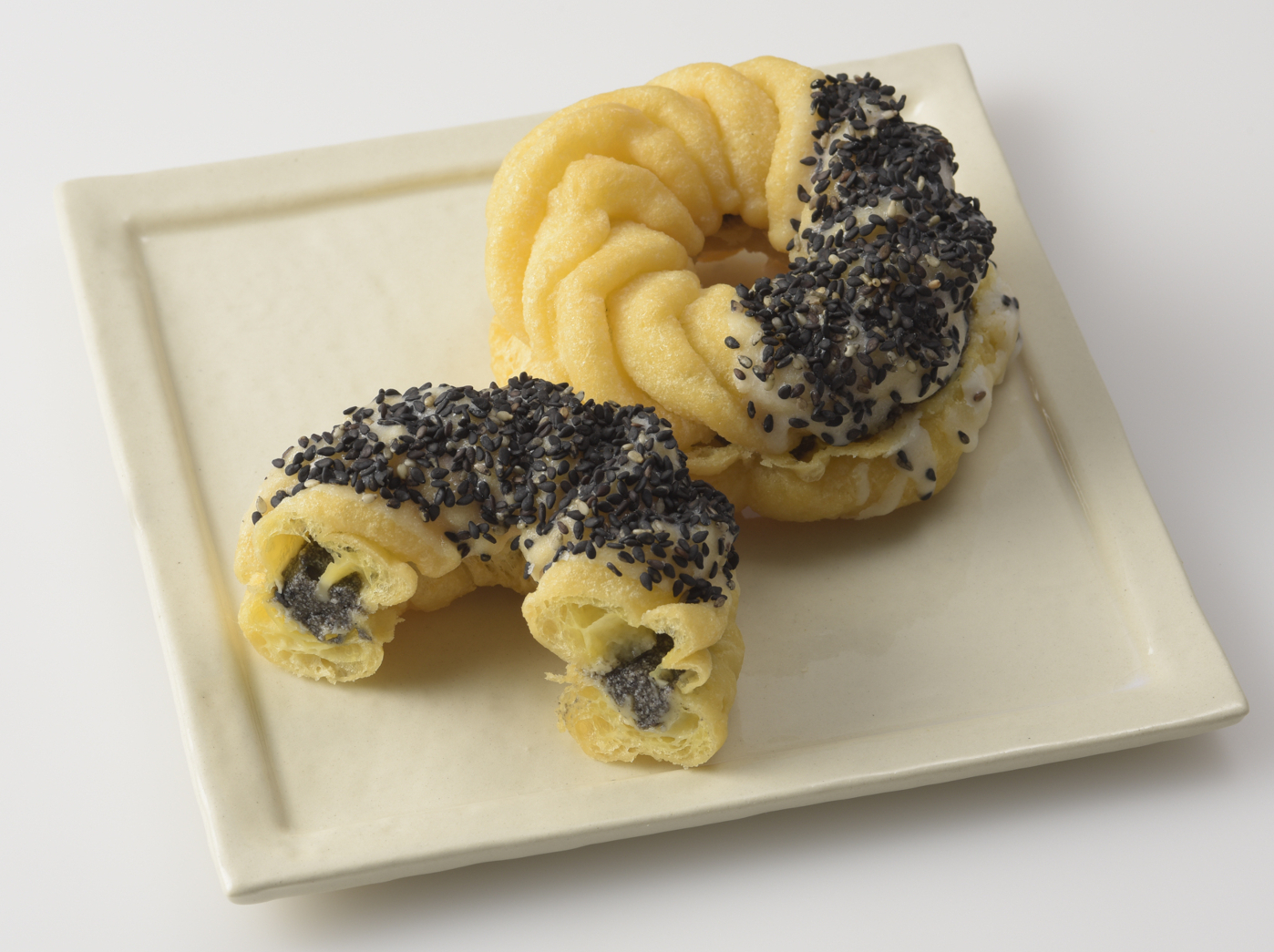 「東北産米粉入りフレンチクルーラー ～ごまホイップ～」（180円）