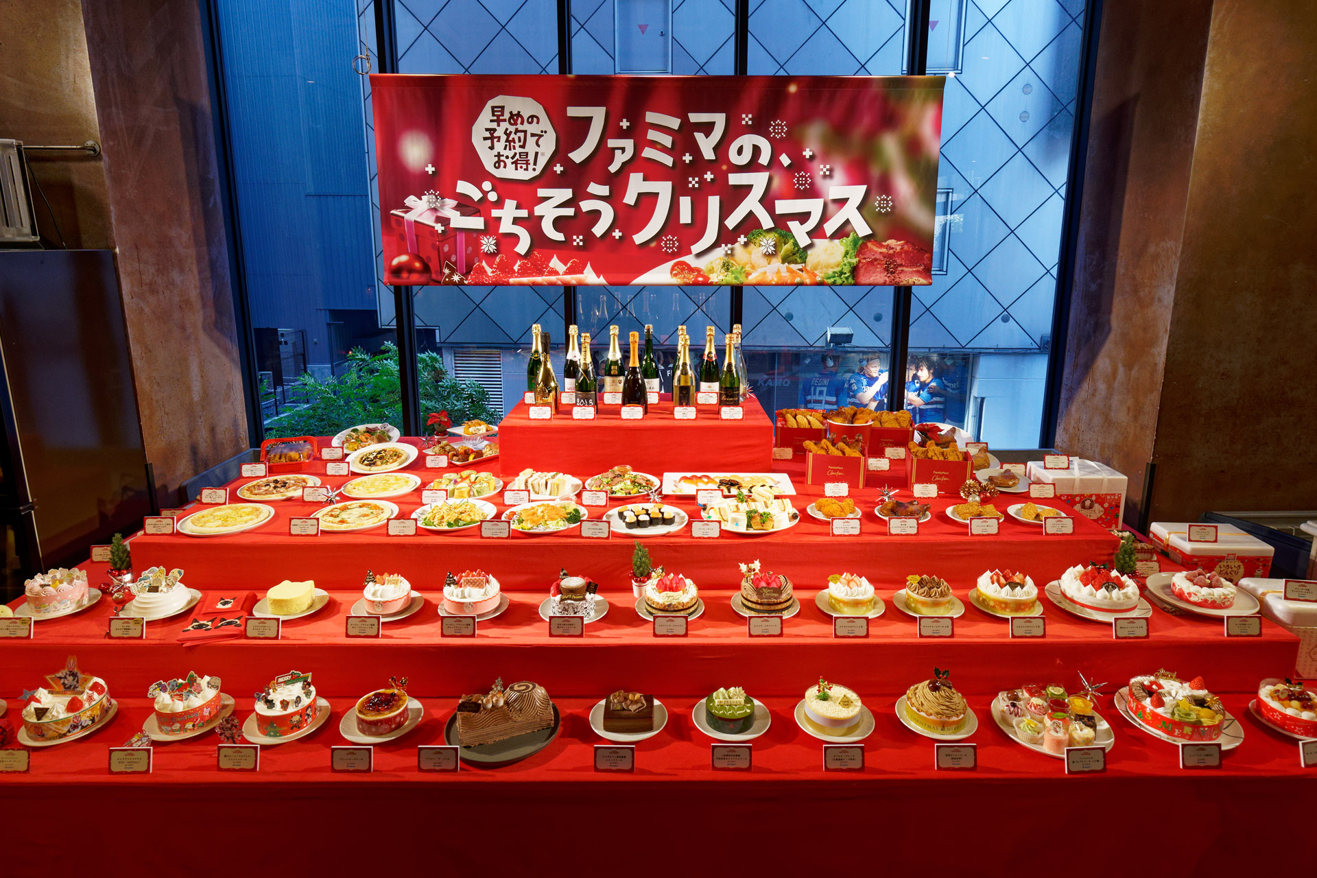 2022年のクリスマス、ファミマは全74種類の商品で盛り上げる