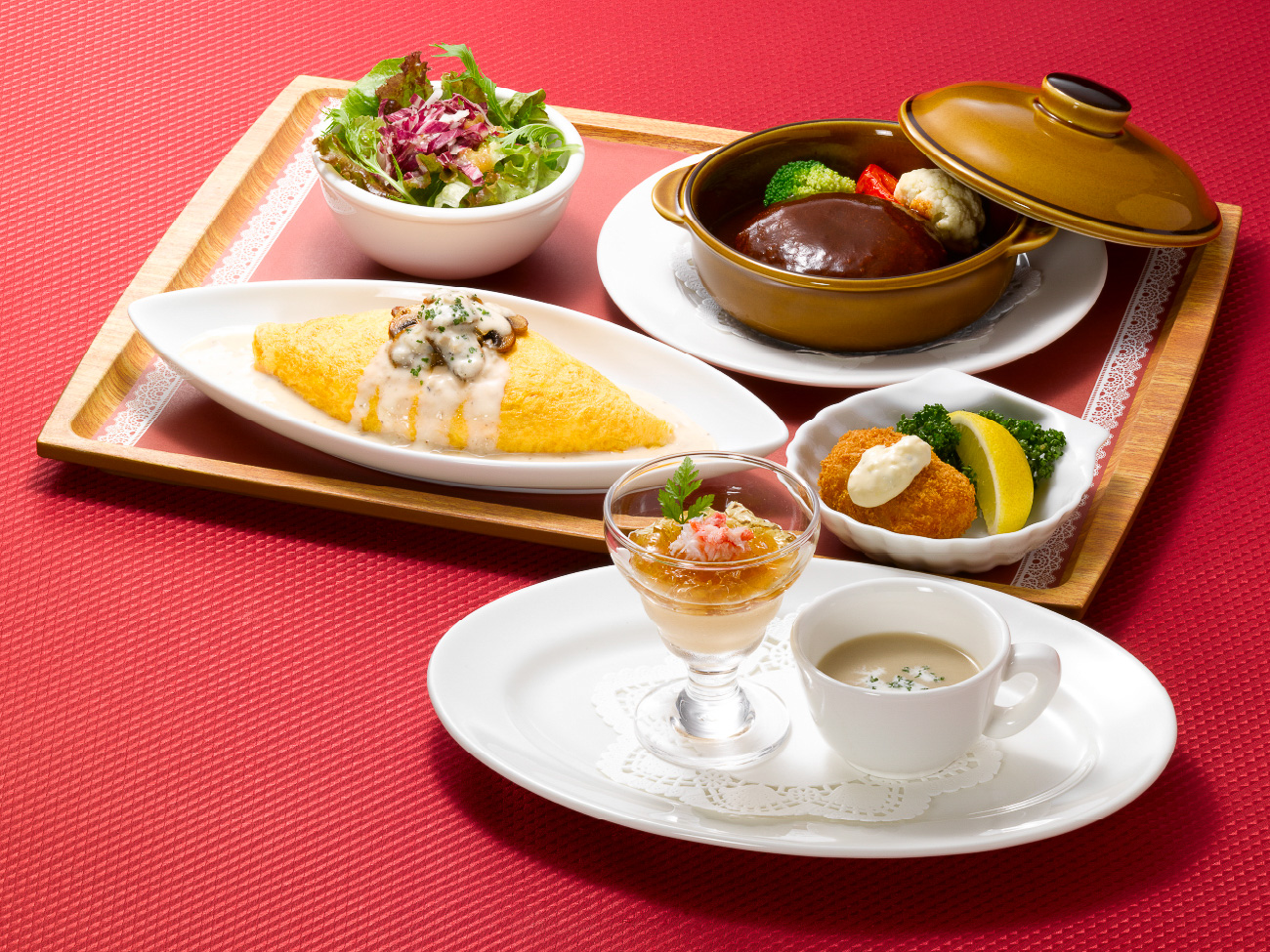「洋食小皿 トリュフクリームオムライス＆煮込みハンバーグ」（2838円）