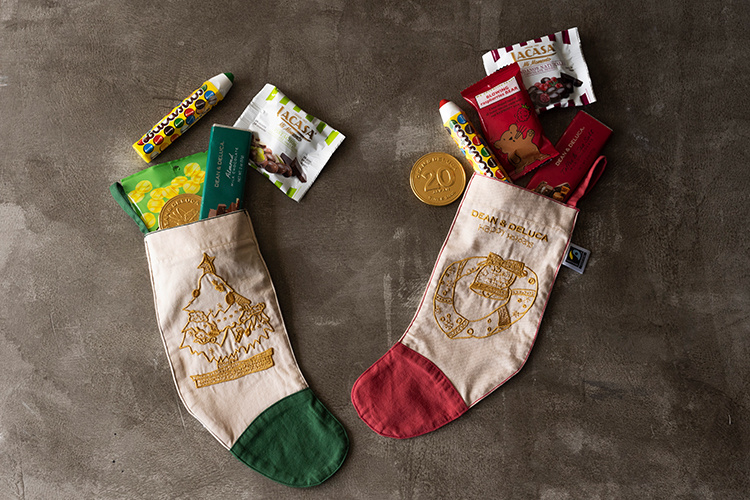 「ARTWORK BY SHOBU GAKUEN ホリデーソックスギフト 赤/緑」（各2376円）