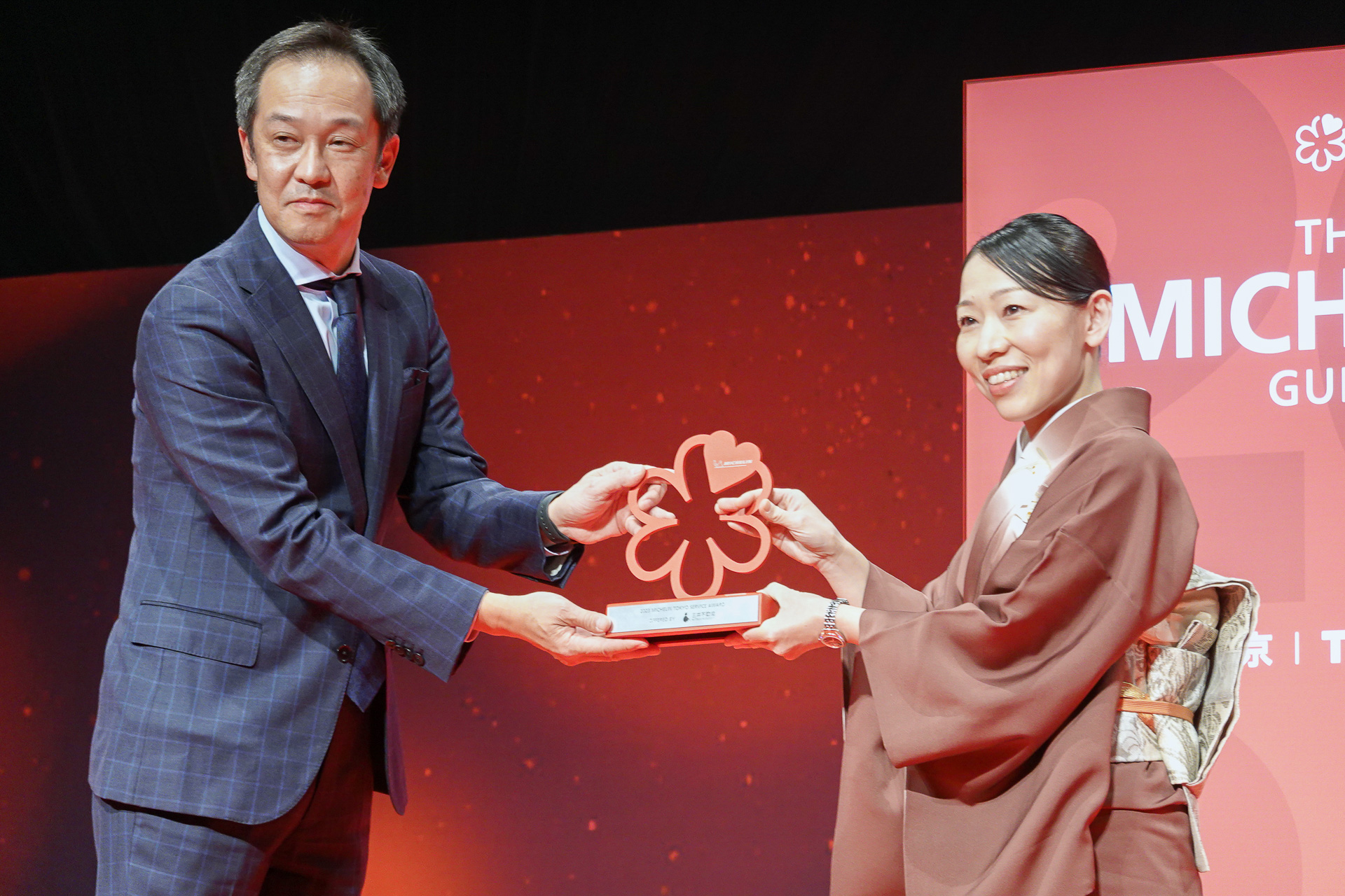 サービスアワードを受賞した傳の長谷川えみ氏（右）とプレゼンターの三井不動産株式会社 執行役員 商業施設本部 副本部長の若林瑞穂氏（左）