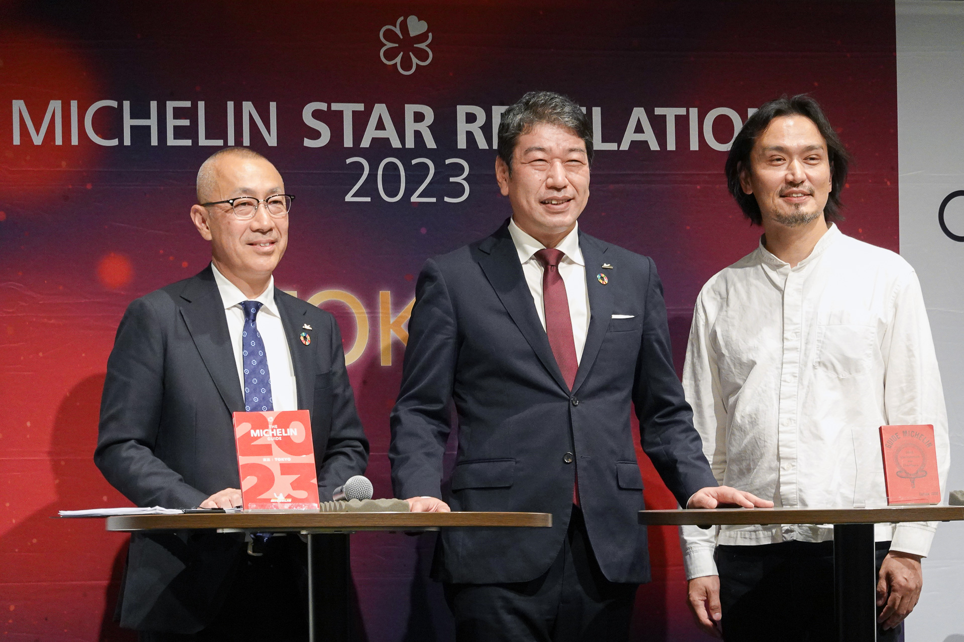 右からレフェルヴェソンスの生江史伸シェフ、日本ミシュランタイヤの須藤社長とブランドライセンス事業部 ガイドブック事業部 執行役員の本城征二氏