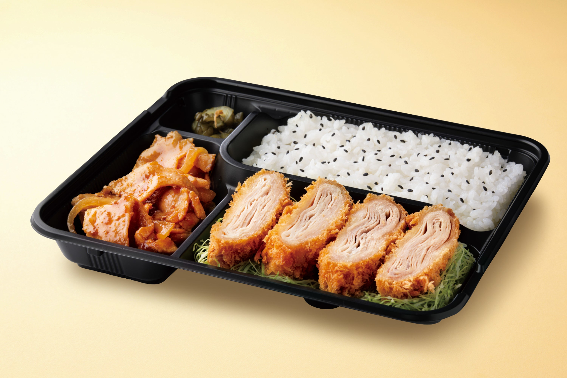 「15層のミルカツ生姜焼き弁当（とんかつソースつき）」（890円）