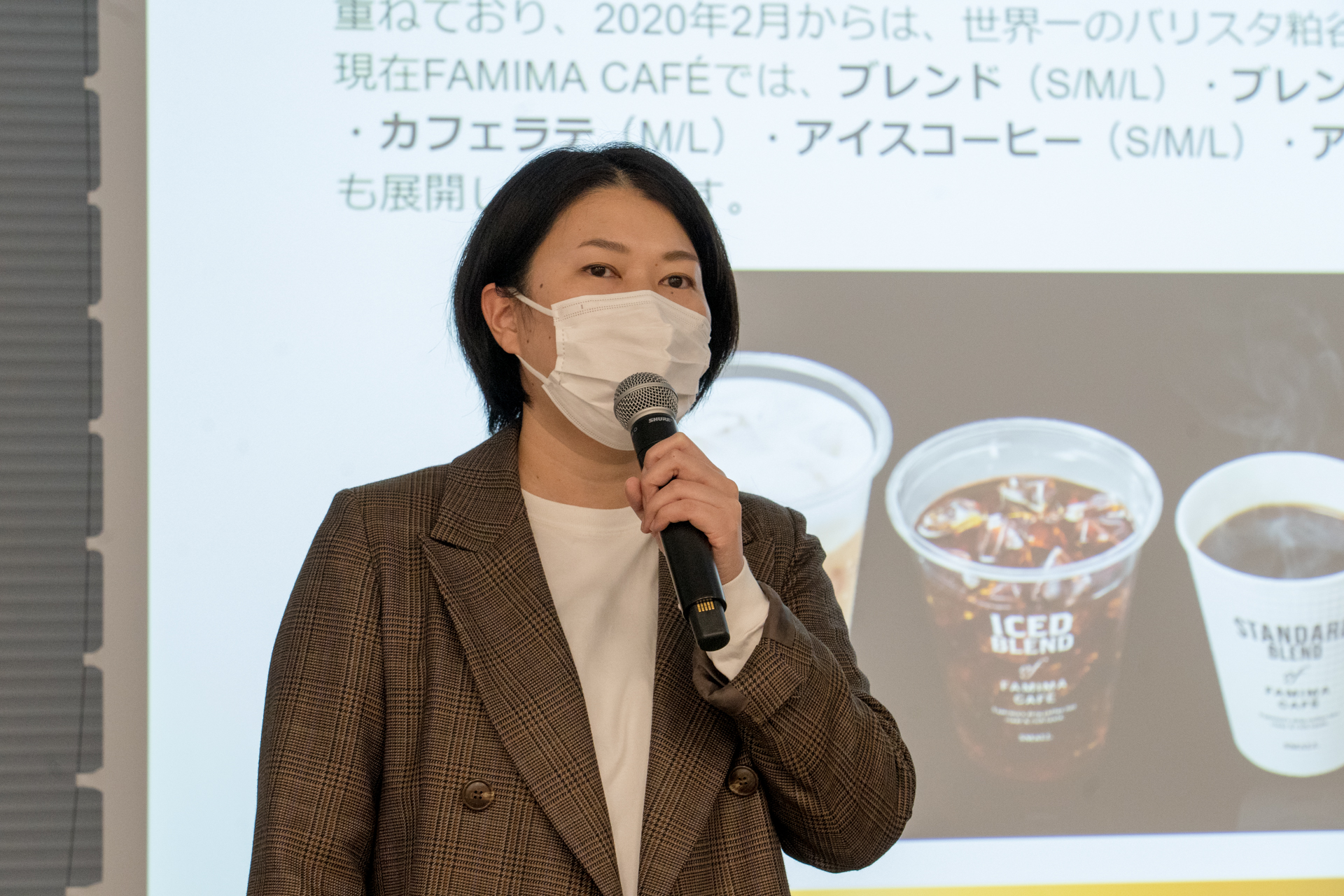 新「モカブレンド」について説明する株式会社ファミリーマート 商品本部 FF・スイーツ部 カフェ・スチーマーグループ松田香織氏