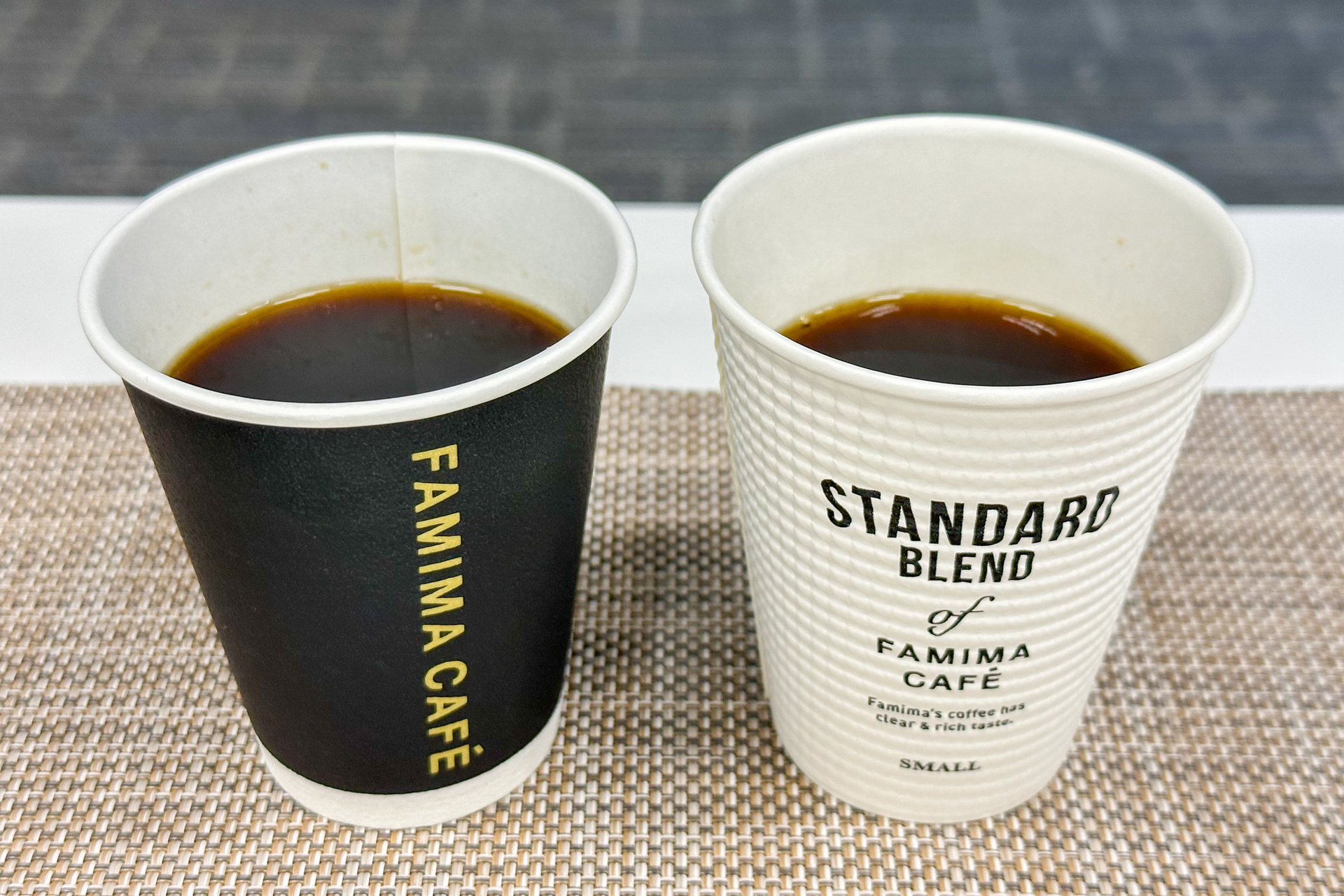 10月18日にリニューアルしたブレンド（右）と飲み比べながらの新モカブレンド（左）の試飲でした