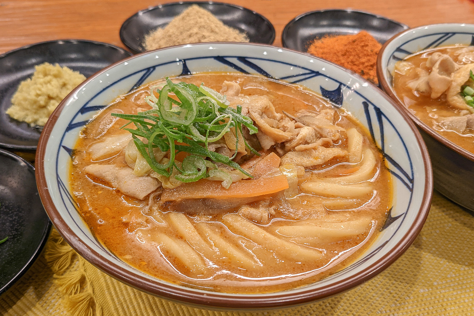 「俺たちの豚汁うどん」は味噌ベースの味わい