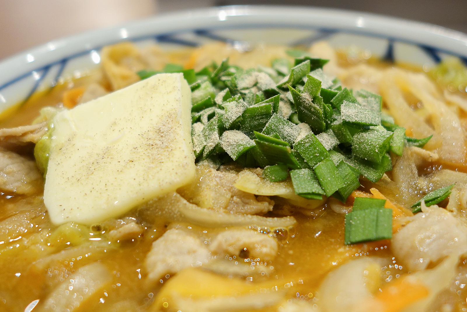 ニラは刻んで生のままで。バターは少しずつ溶かして味変を楽しめる