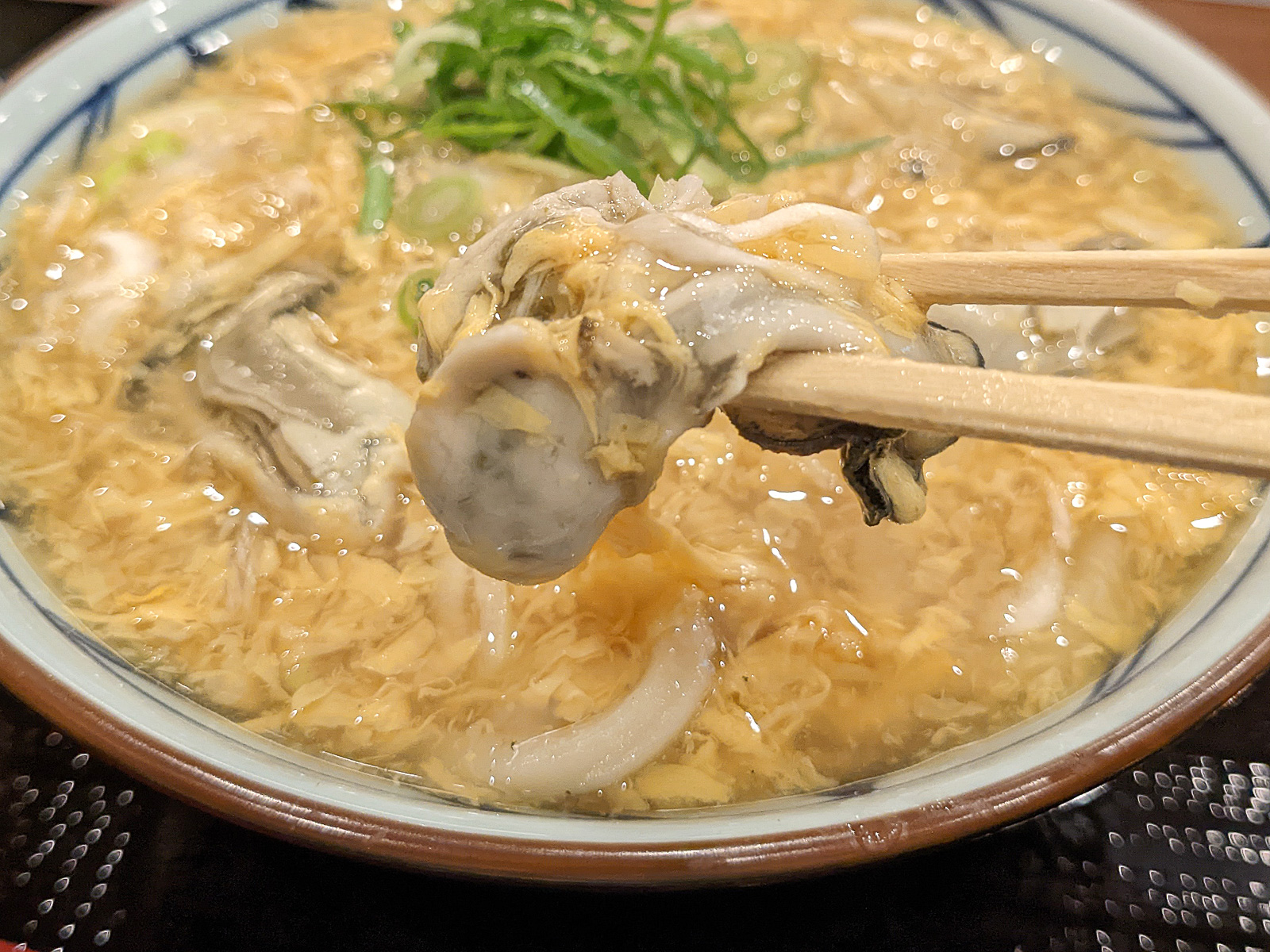 牡蠣は6個入り。かじると汁があふれ出てもう最高