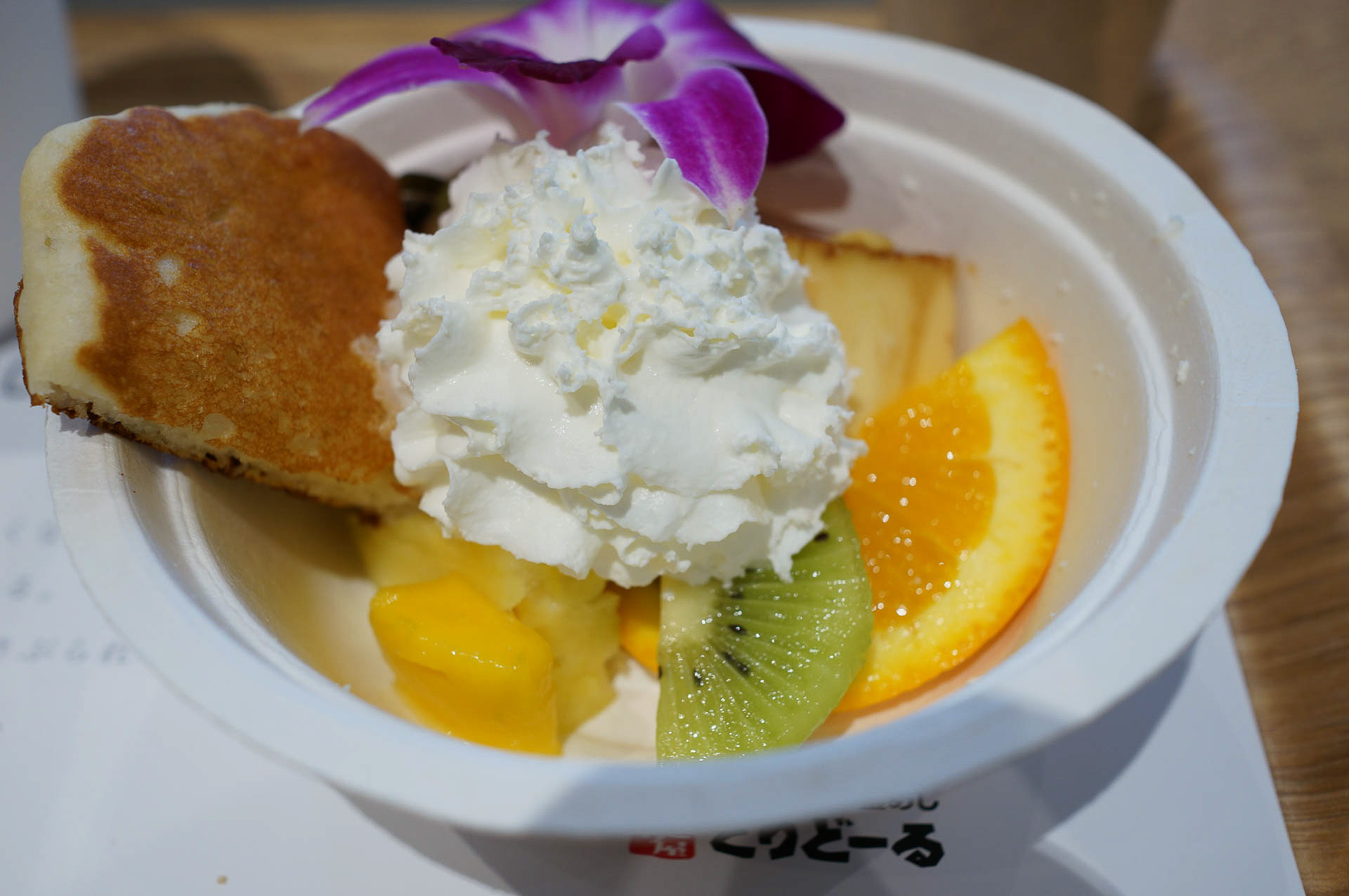 好調の国内ブランドKona's Coffeeの「プリンアラモアナパンケーキ」。店舗数は多くはないが、店舗単位の売上はグループ内でも上位に入るという