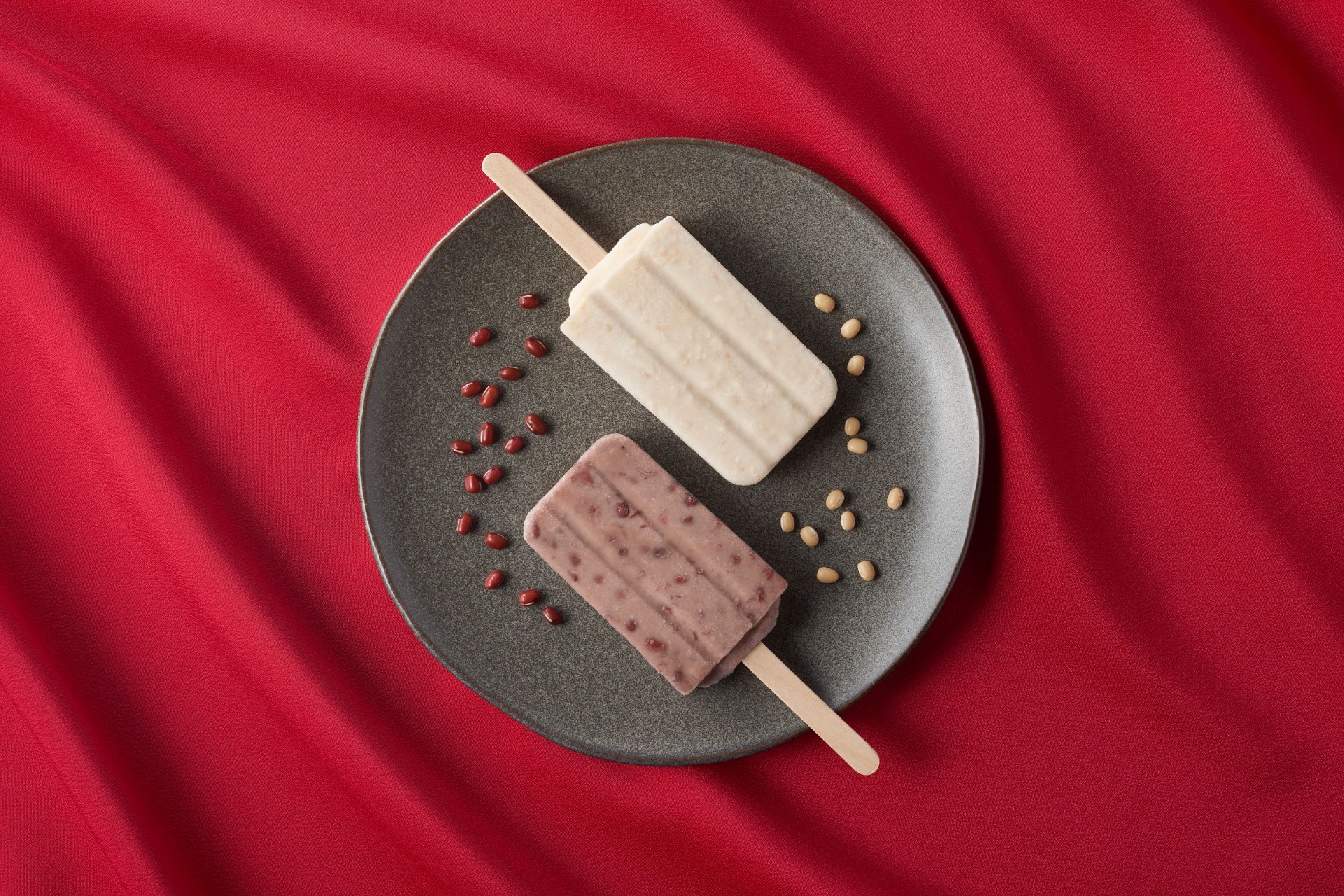 並べると縁起のよい「紅白カラー」に