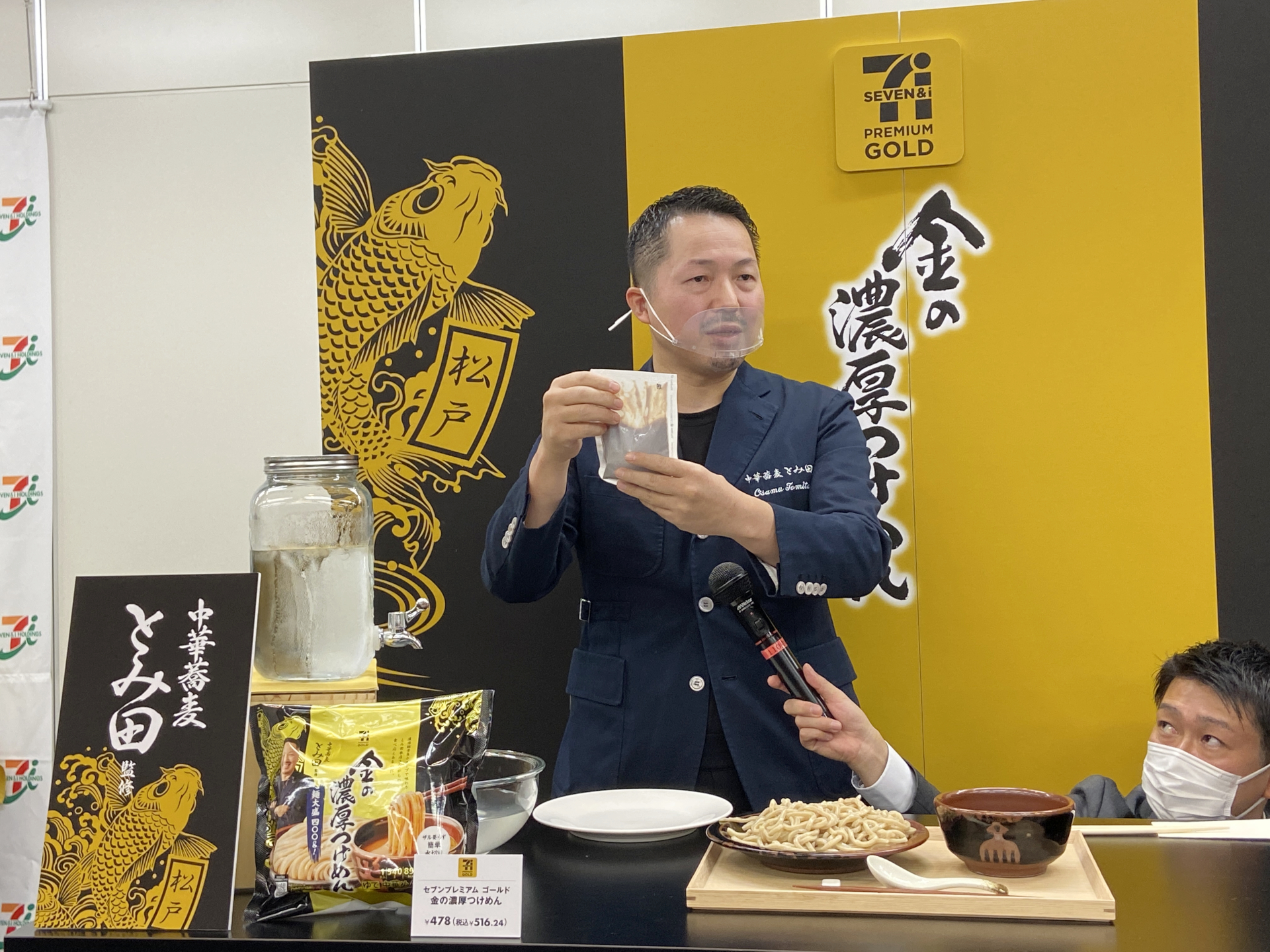 豚肉の出汁をとったリッチで濃厚なストレートスープが麺に絡む