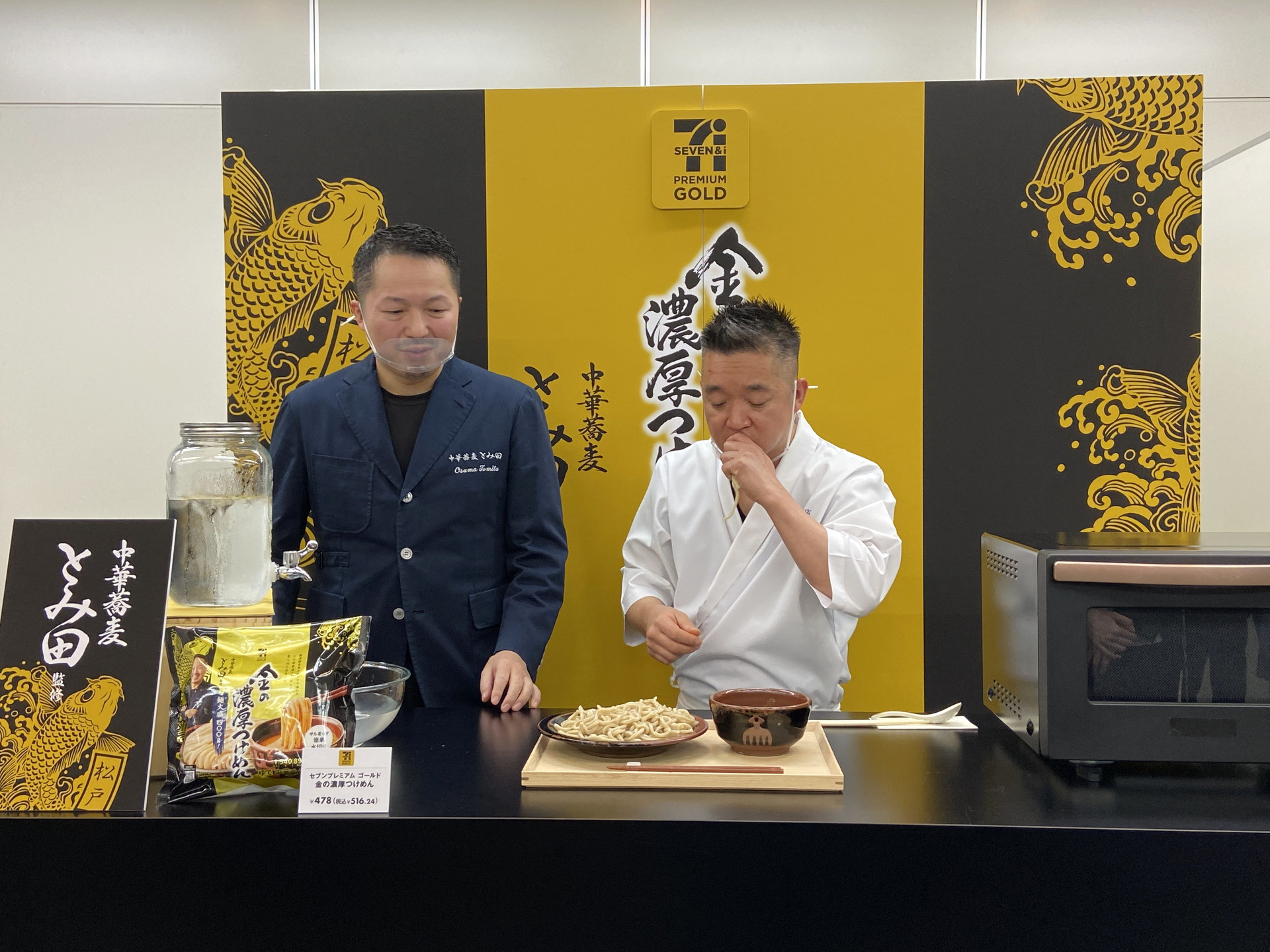 思わず手が伸びてしまう「らぁ麺 飯田商店」店主の飯田氏。2人は一緒に旅行にも行く仲で、よき友でありよきライバルという