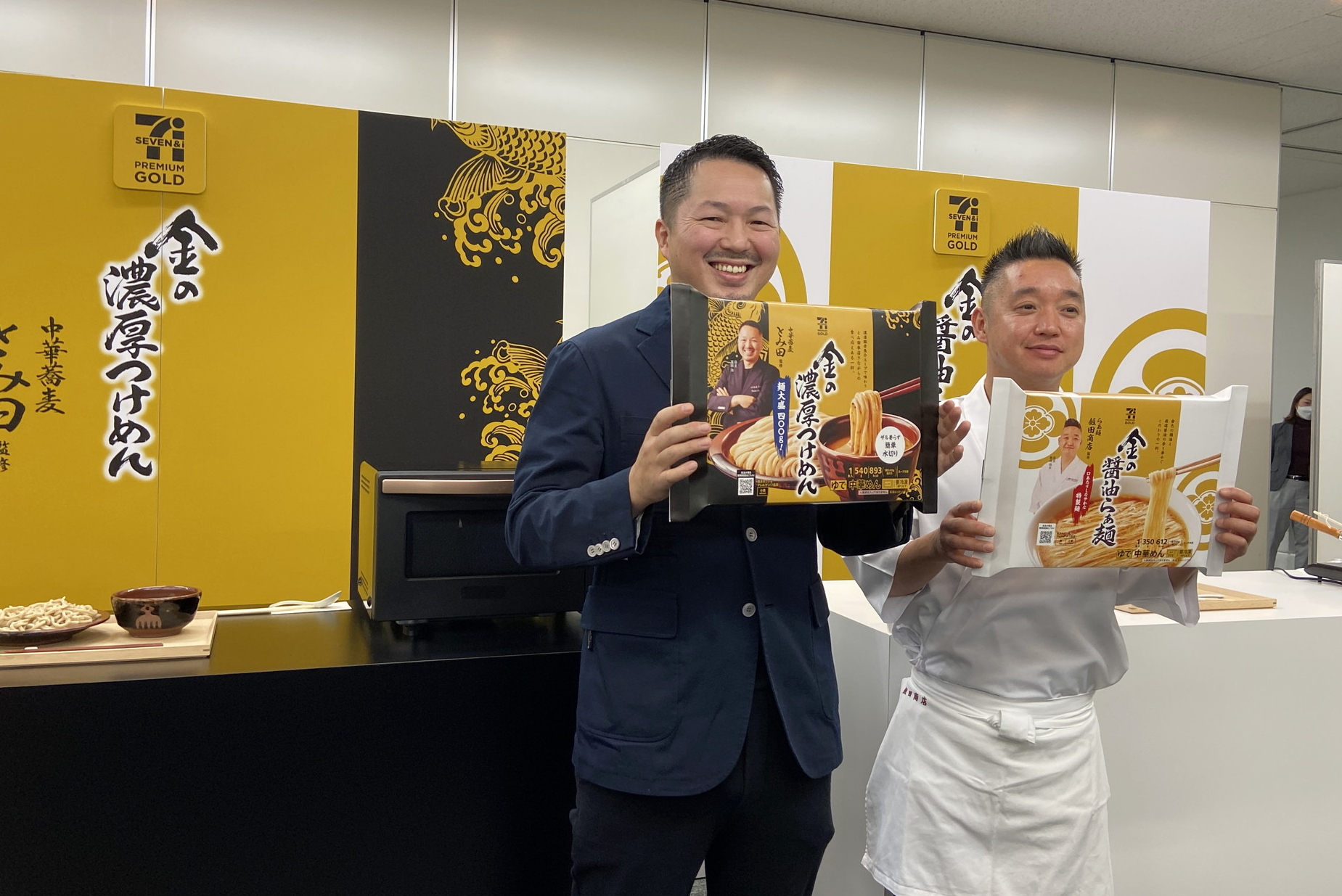 思わず手が伸びてしまう「らぁ麺 飯田商店」店主の飯田氏。2人は一緒に旅行にも行く仲で、よき友でありよきライバルという