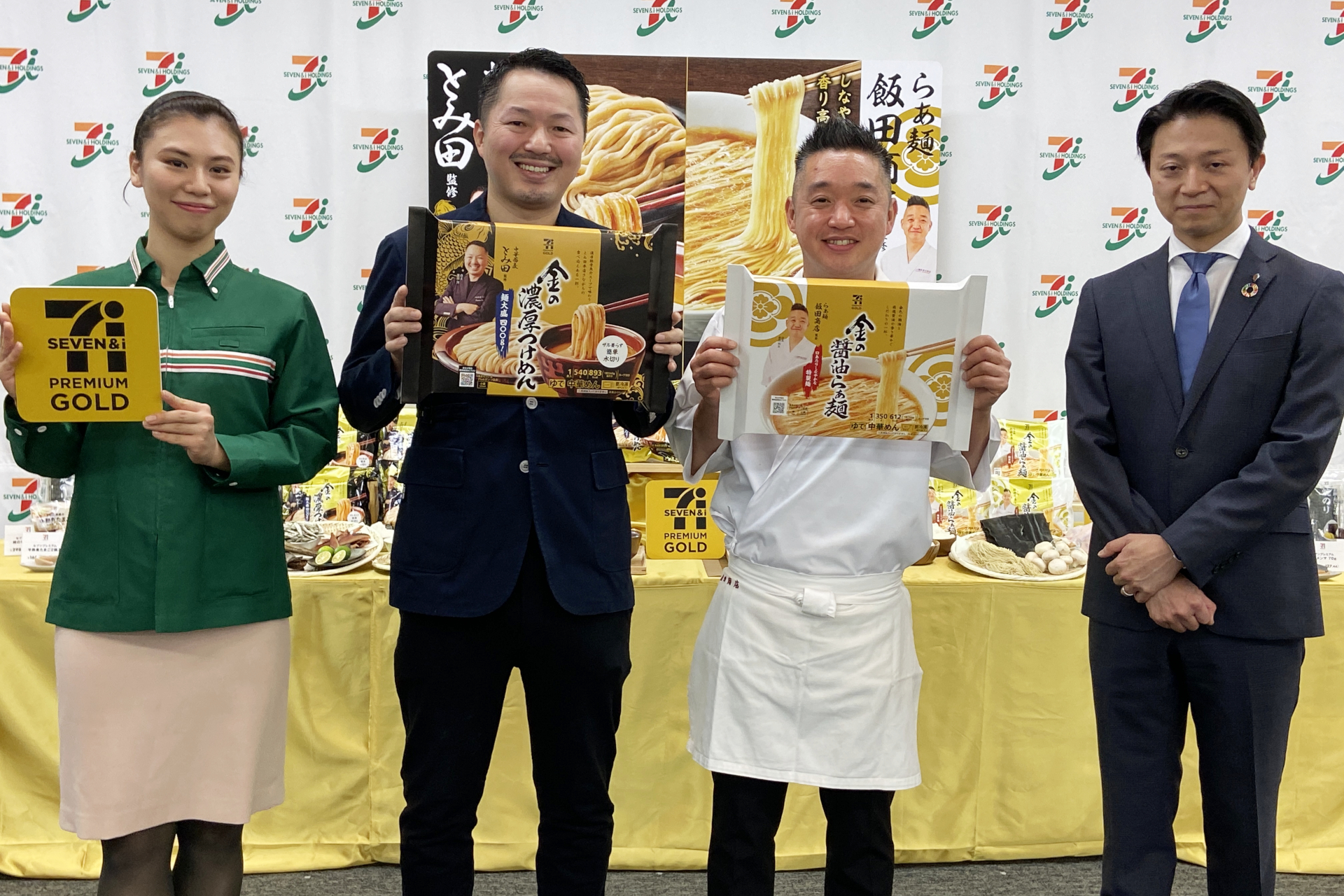左2人目から「中華そば とみ田」店主 富田治氏、「らぁ麺 飯田商店」店主 飯田将太氏、セブン-イレブンジャパン 商品本部 デイリー部 FF.冷凍食品 シニアマーチャンダイザー 園田康清氏