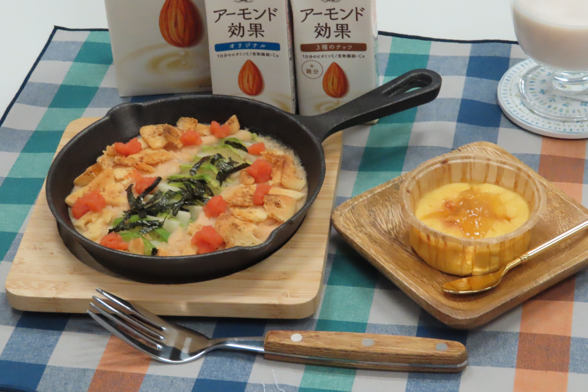 「アーモンドミルクの明太子グラタン」（左）と「アーモンドミルクのチーズケーキ」（右）