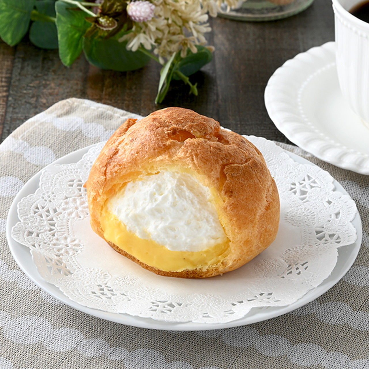 「たっぷりクリームのダブルシュー」（158円）