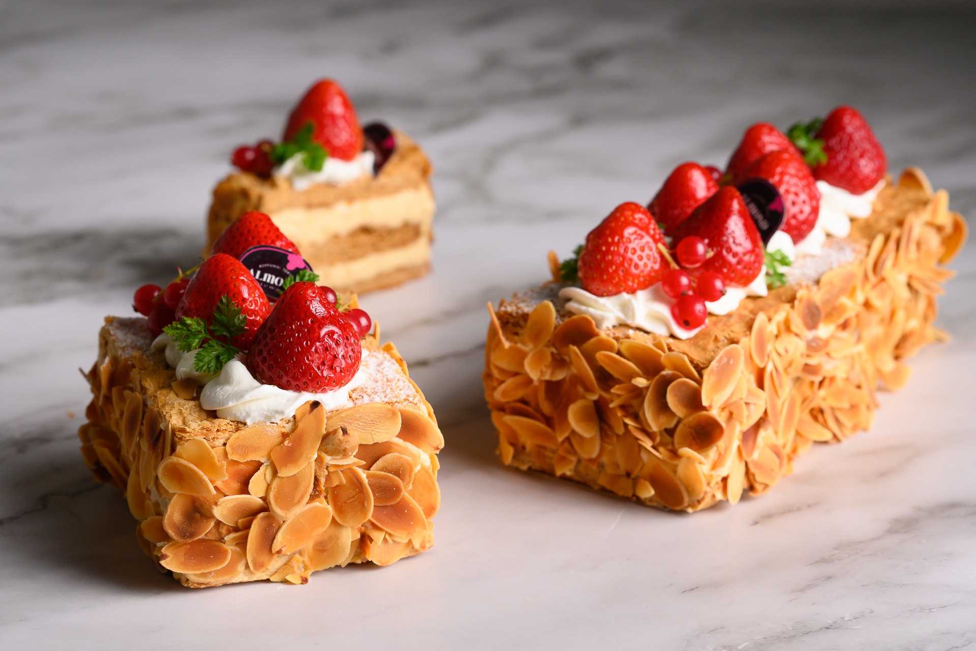 アマンド東京「ナポレオンパイ」（カット626円/ハーフ1814円/1本3456円）