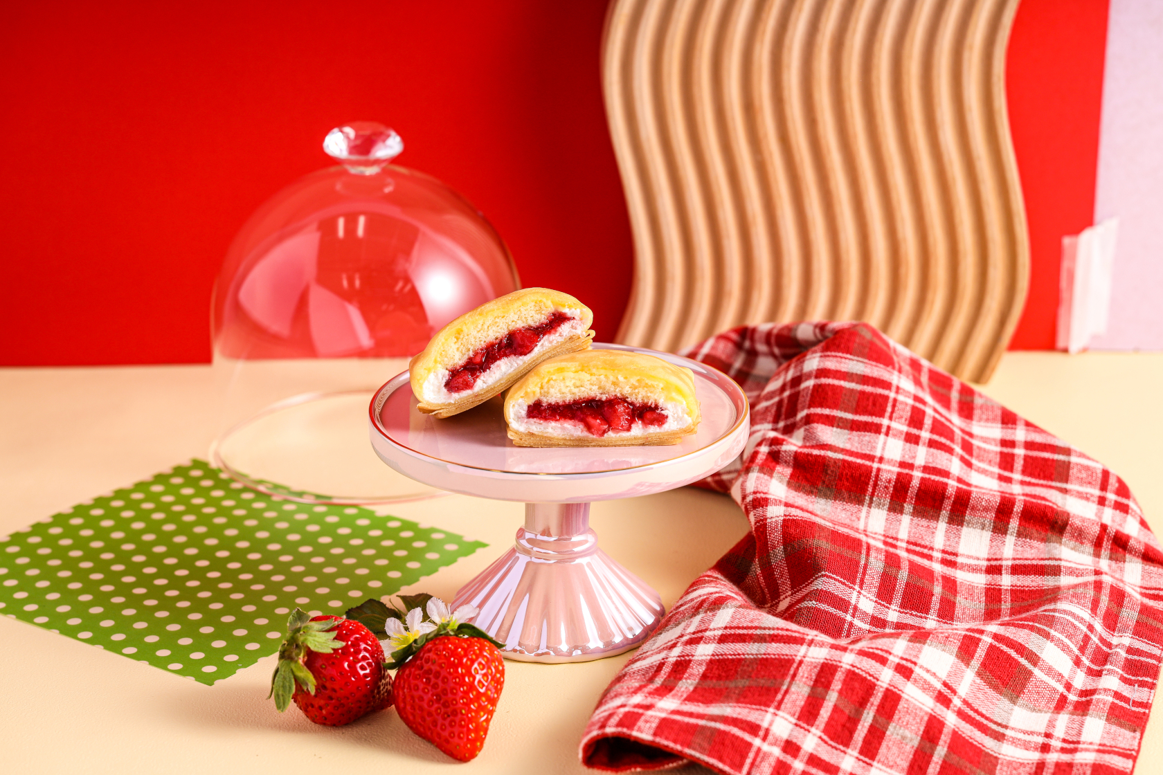 もっちりクレープ 苺ソース＆ホイップケーキ仕立て