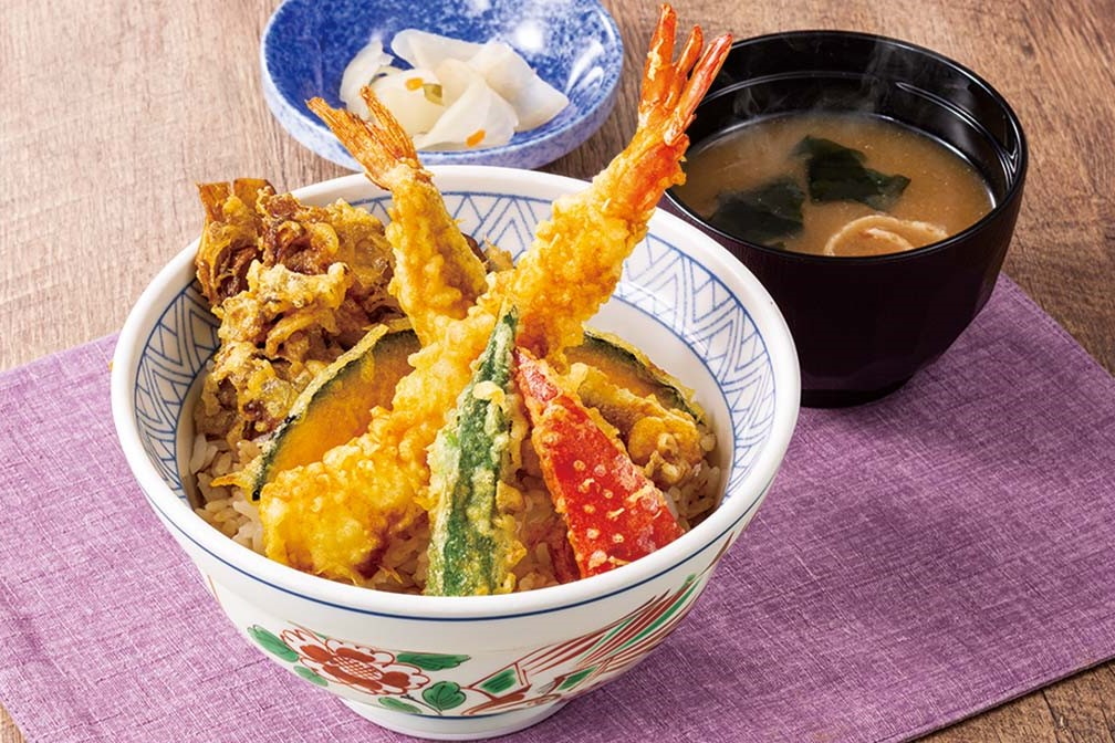 「天丼（お味噌汁・お新香付）」（814円）