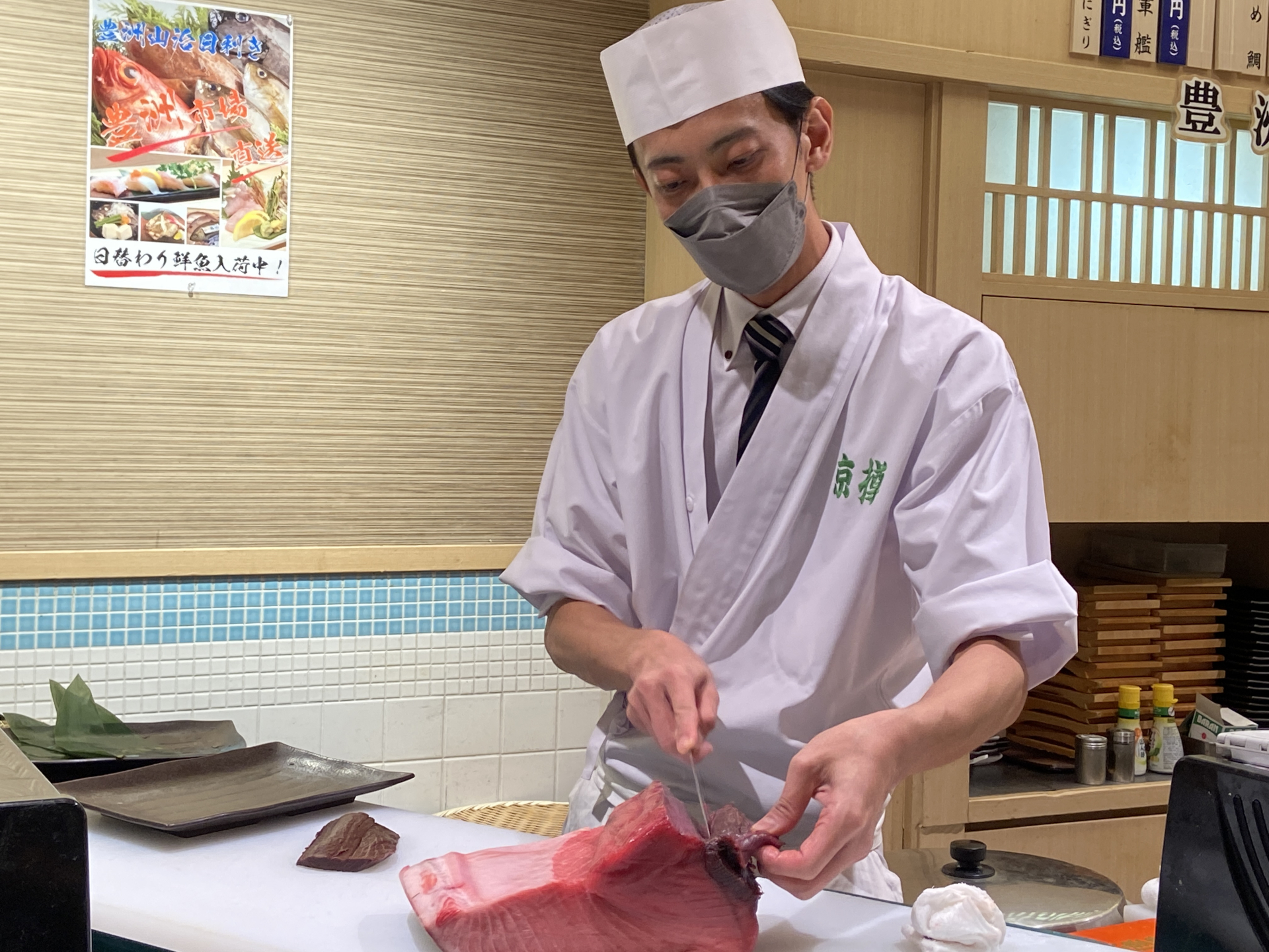 各店舗の職人が手仕事で店に届いたブロック状の本鮪をさばいていく。部位によってさばき方やサイズのコントロールも必要という