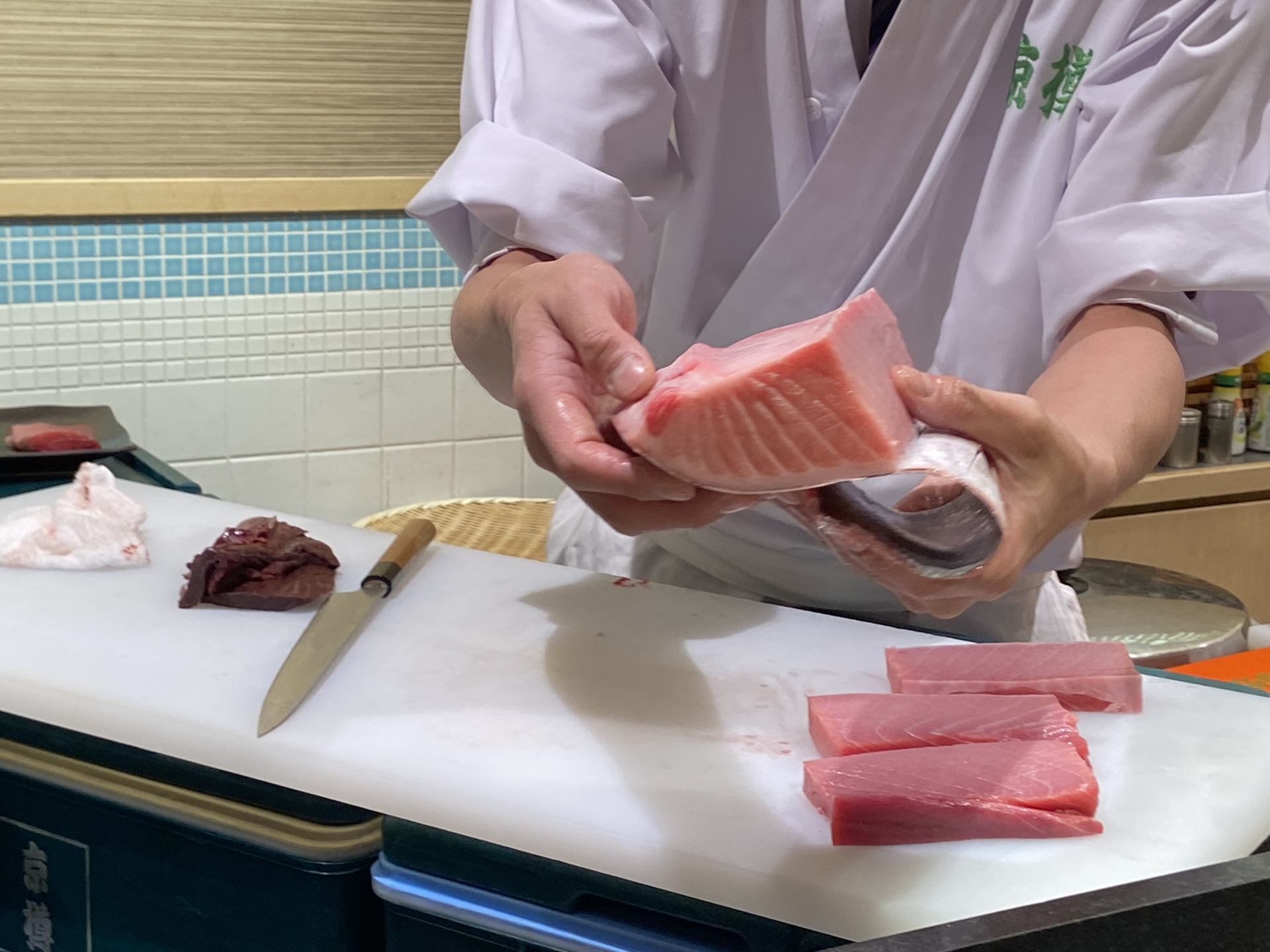 大とろの部分は筋や脂が難しい入り方をしているため、技術が必要