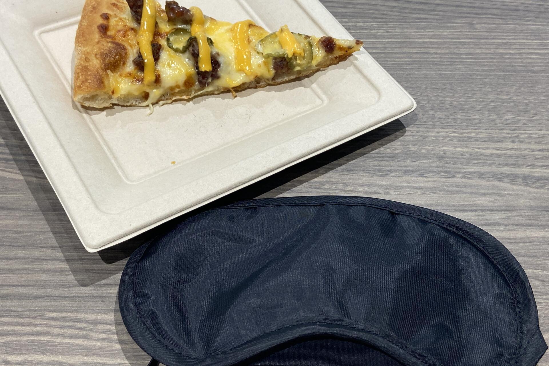 アイマスクとともに登場した「ビッグダックバーガー」