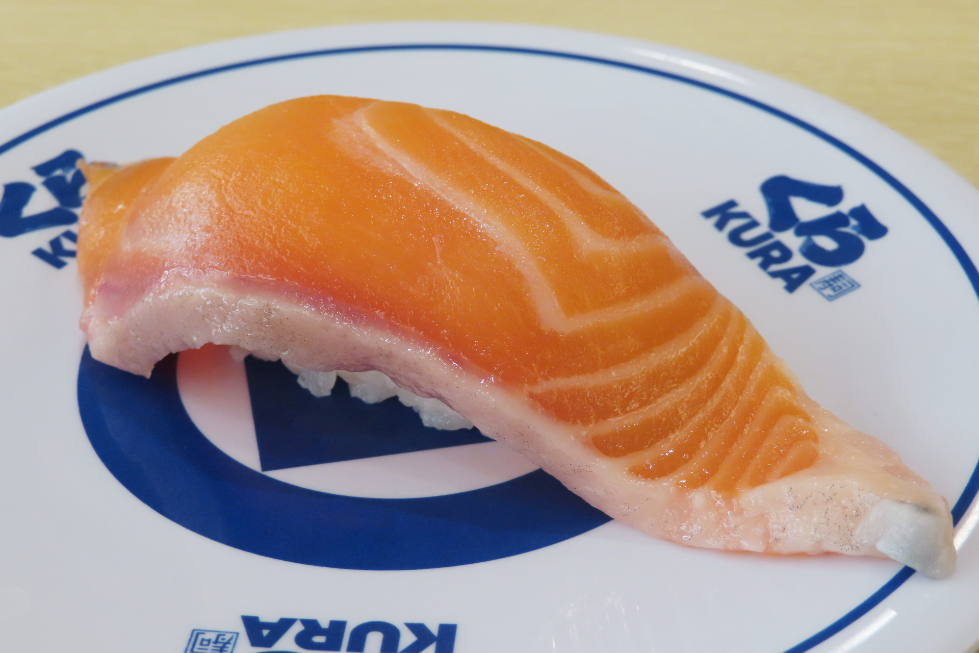 特大切り 生サーモン（一貫）