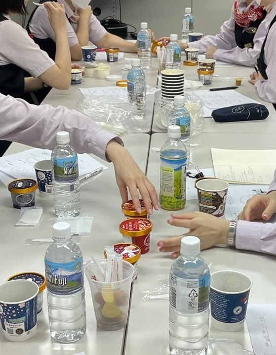 新幹線パーサーによる選定会。車内販売のコーヒーとのペアリングも意識