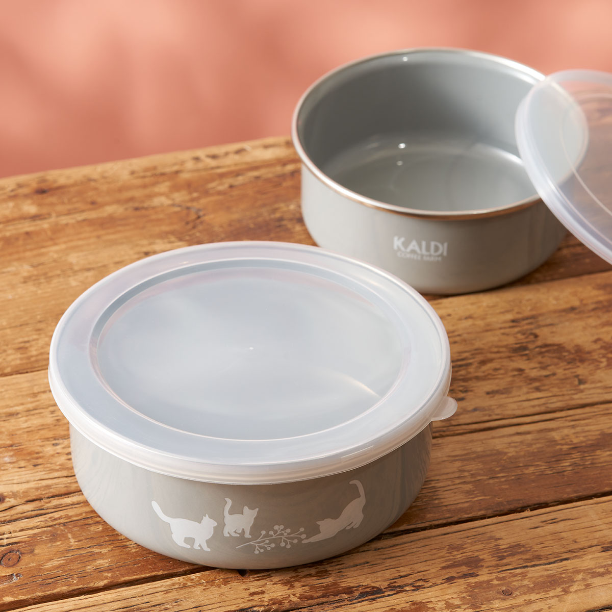 コンパクトに重ねて収納できるホーローコンテナ。そのまま食卓に出しても馴染む、使いやすいナチュラルなデザイン