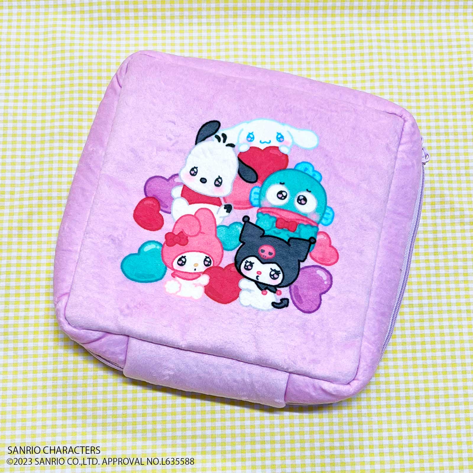 「スクエアポーチ」は大きめサイズで使いやすく、クッション性の高いふわふわ素材。サイズは200×200×70mm（横×縦×マチ）