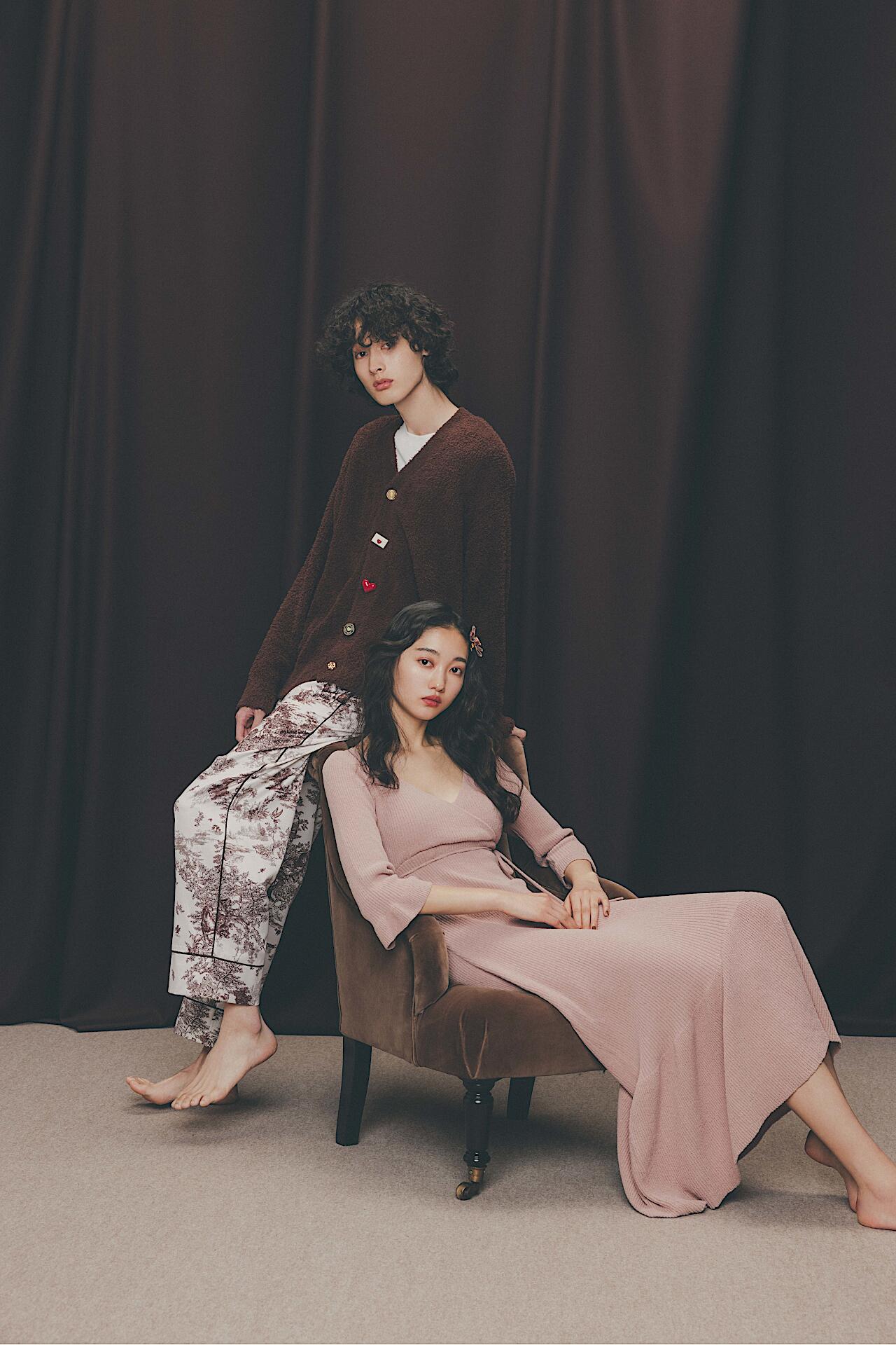 【Melty】バレンタインニットカーディガン/【Warm Satin】トワルドジュイロングパンツ（いずれも9130円）