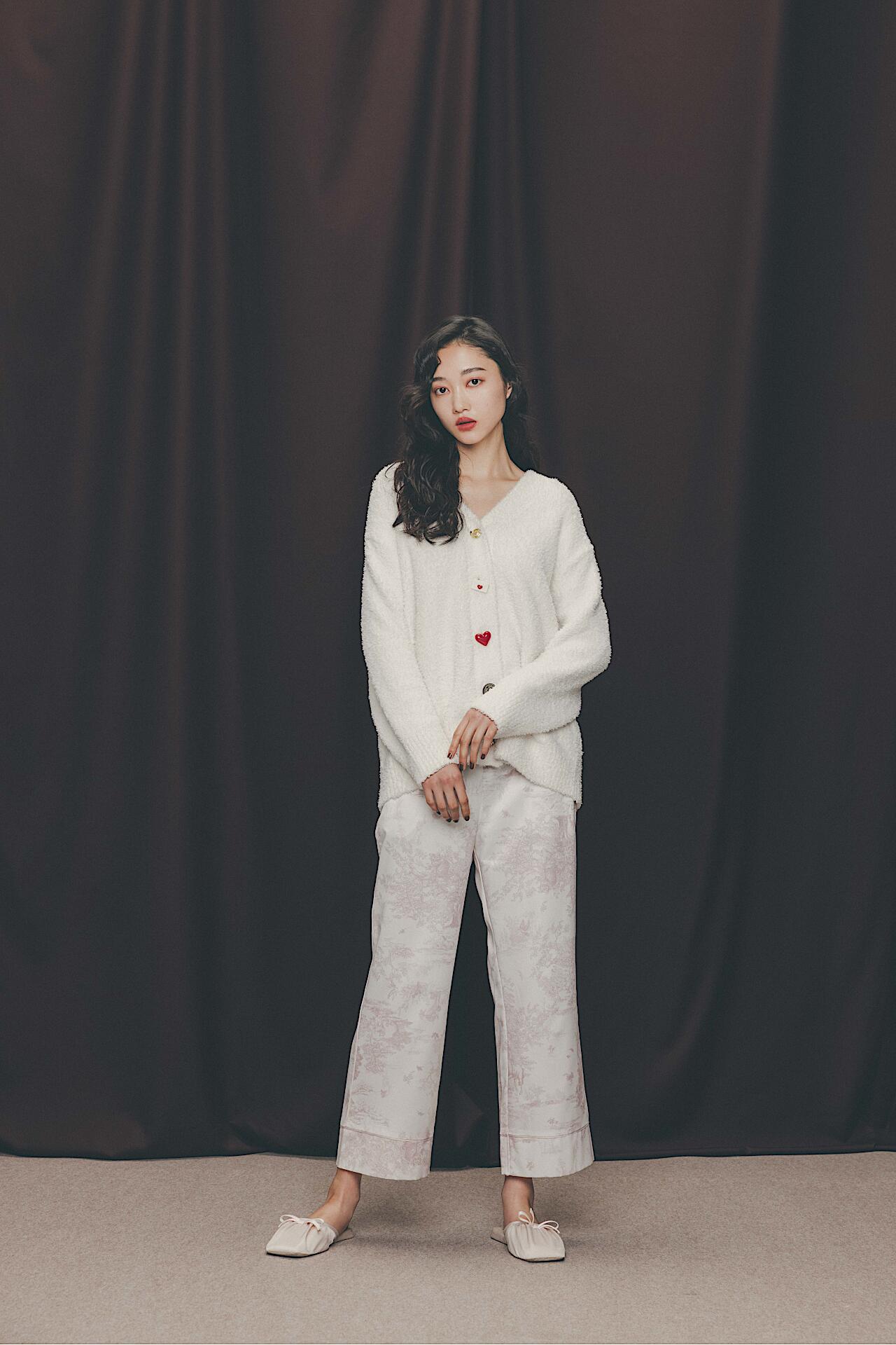 【Warm Satin】バレンタインプリントシリーズトップス（8910円）/ロングパンツ（8580円）