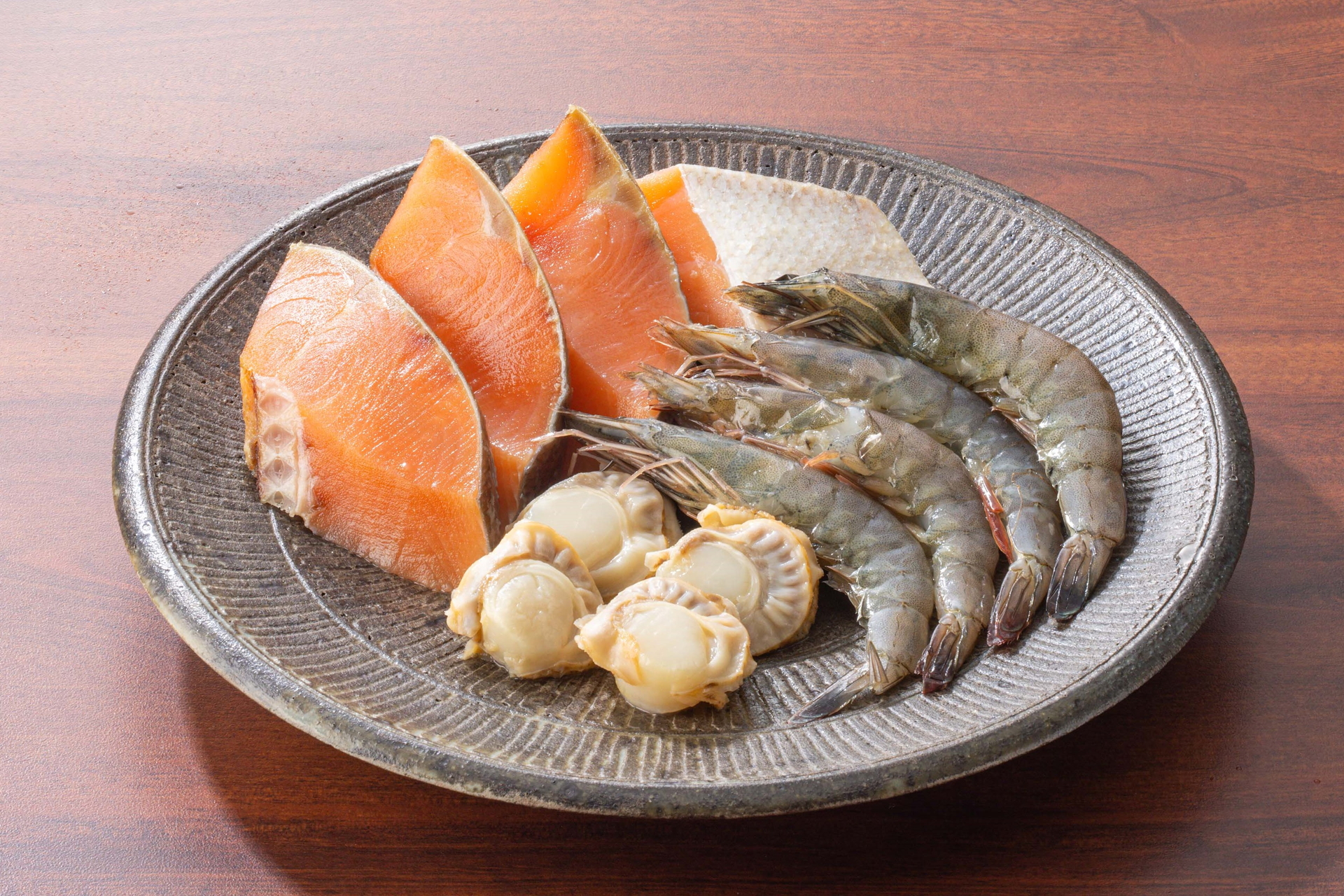 しゃぶ葉初となる海鮮食べ放題コースが登場。海鮮は北海道産鮭・ソフトシェルシュリンプ・陸奥湾産帆立の3種