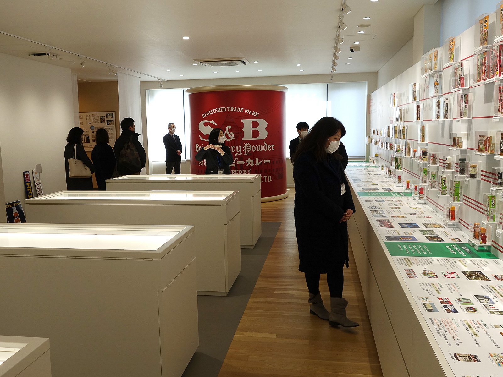 2階の展示スペースはこのような感じ。右側の壁一面を使っているのが「100年表」