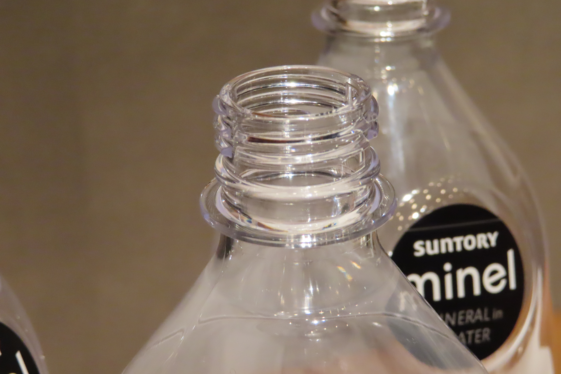 ネジ山の切り方が通常のペットボトルとは異なるため、専用のボトルが必要となる