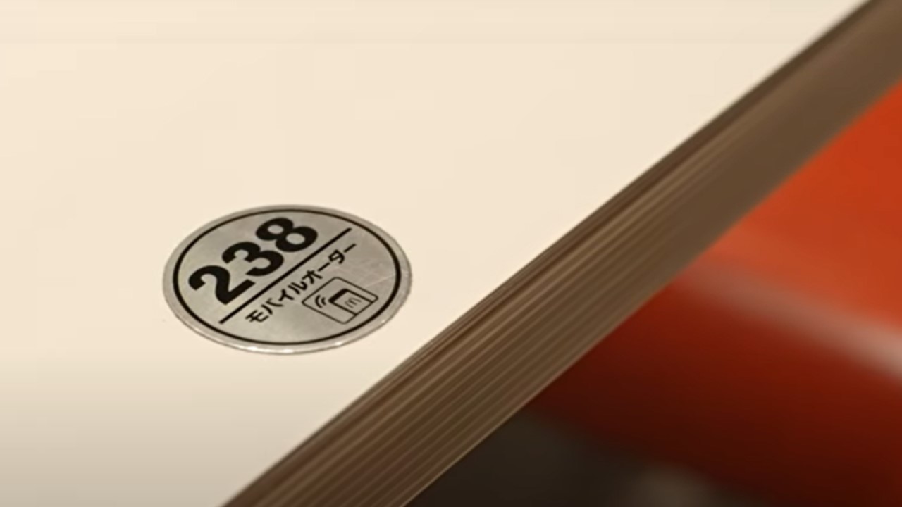 注文して座席番号を入力すると、待っているだけでテーブルまで商品を持ってきてくれる「テーブルサービス」