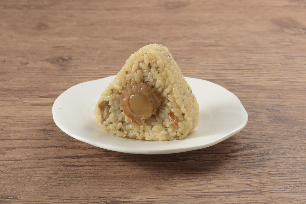 「陸奥湾産ほたてご飯おにぎり」（214円）