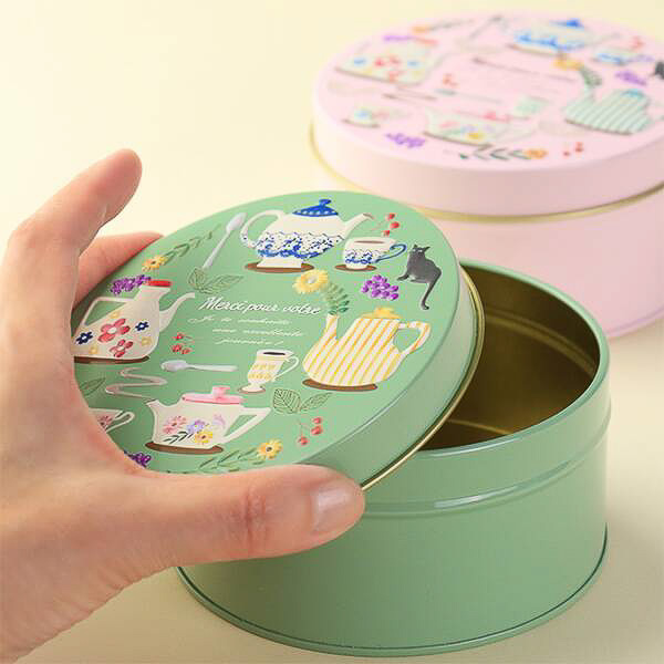カルディ「ティータイムクッキー缶」（グリーン/ピンク）